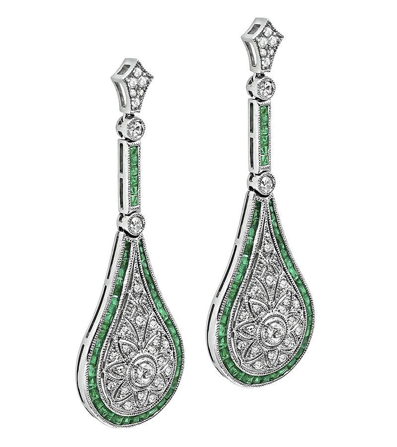 Se trata de un fabuloso par de pendientes colgantes de platino. Los pendientes llevan brillantes diamantes de talla antigua y redonda que pesan aproximadamente 0,73 ct. El color de los diamantes es G-H con claridad VS2. Los diamantes están