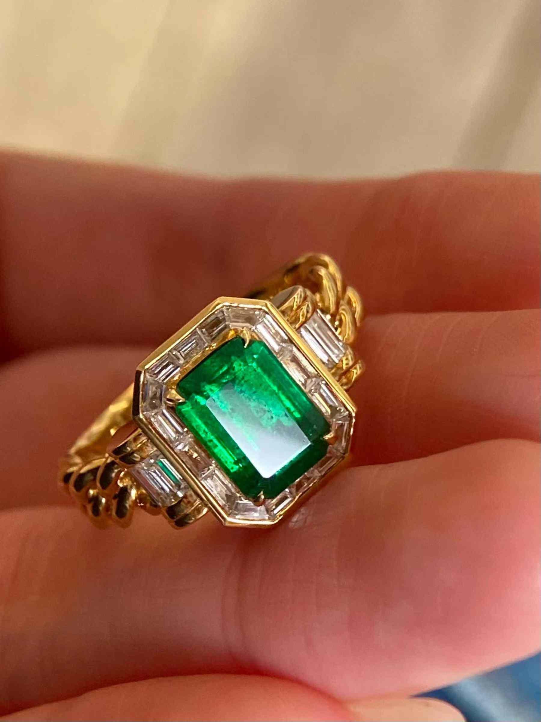 Eleganz trifft auf Schlichtheit mit diesem atemberaubenden 1,50-karätigen Smaragd, gepaart mit 0,50-karätigen funkelnden Diamanten, alle in massivem 18-karätigem Gold gefasst. Der satte Grünton des Smaragds wird durch die strahlend weißen Diamanten