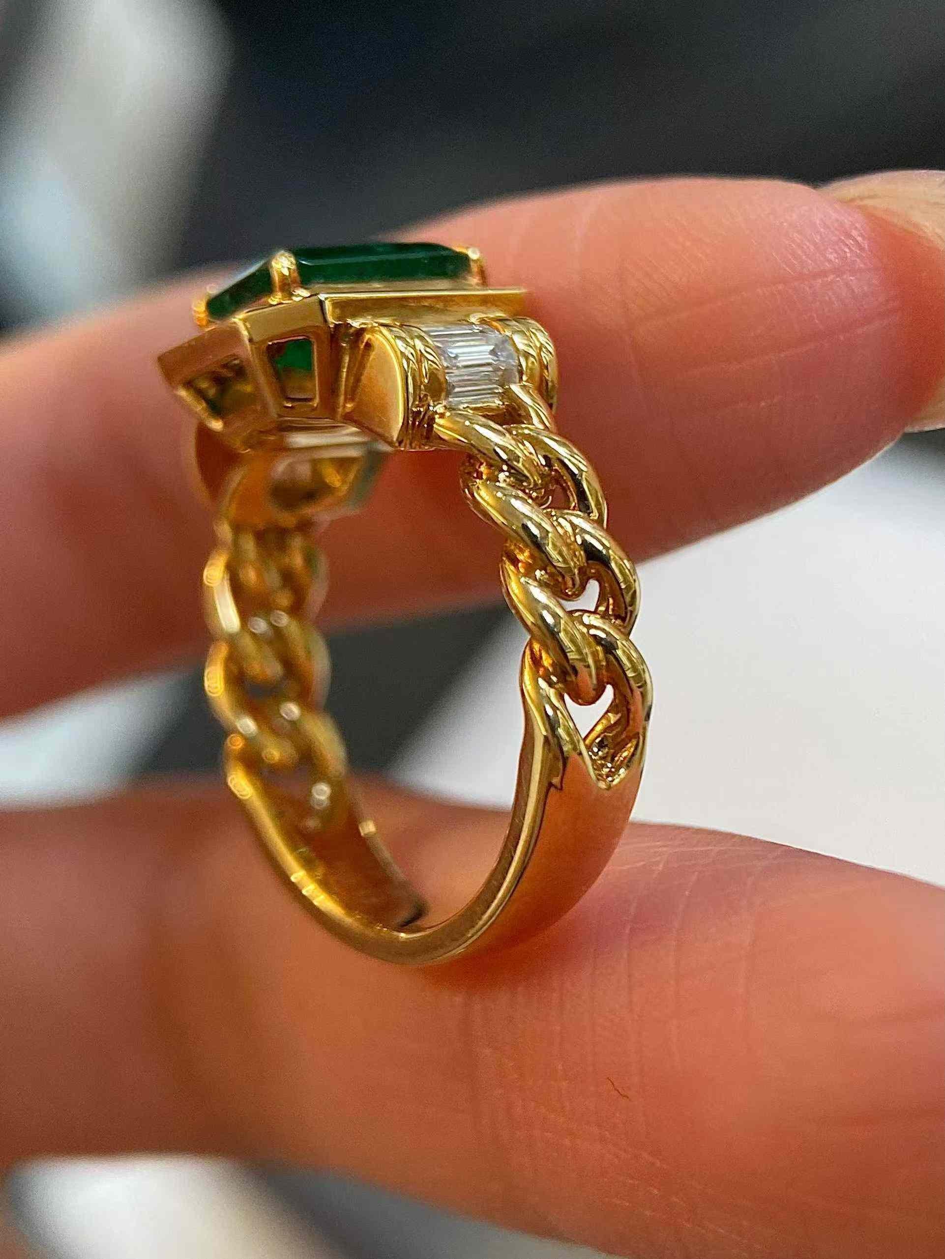 1,50ct Smaragd mit 0,50ct Diamant Ring in 18k massivem Gold (Zeitgenössisch) im Angebot