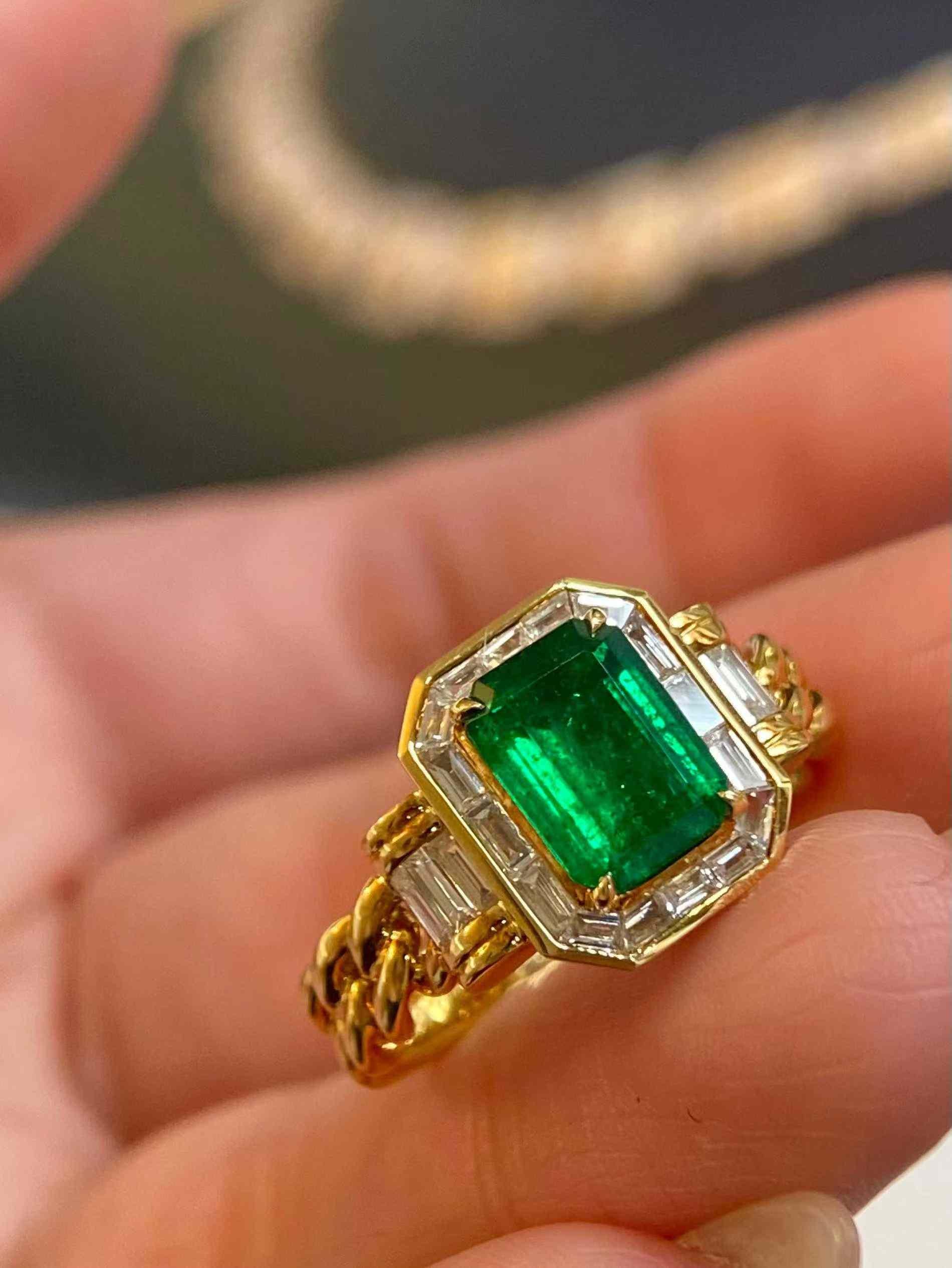 1,50ct Smaragd mit 0,50ct Diamant Ring in 18k massivem Gold (Smaragdschliff) im Angebot