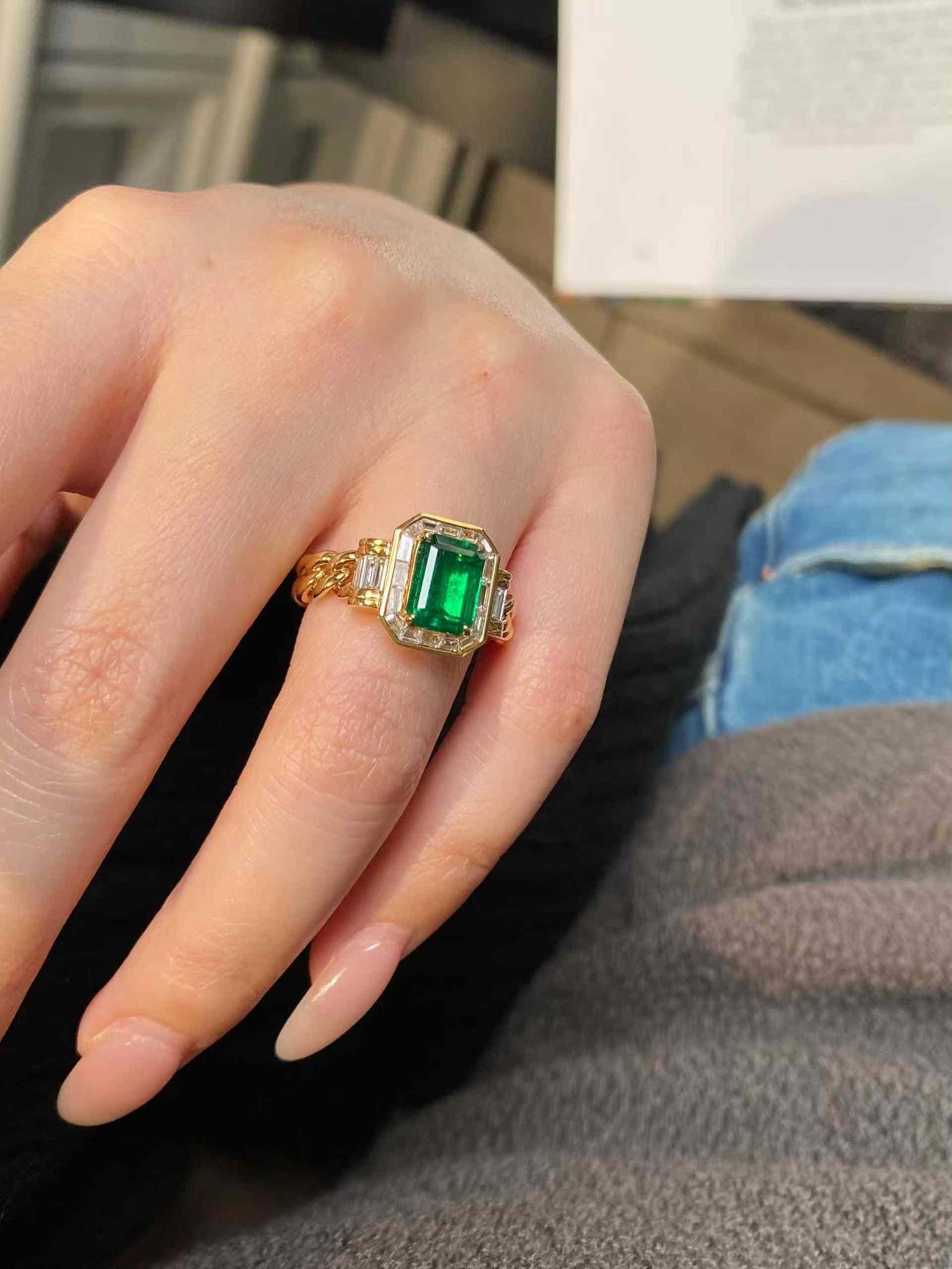 1,50ct Smaragd mit 0,50ct Diamant Ring in 18k massivem Gold Damen im Angebot