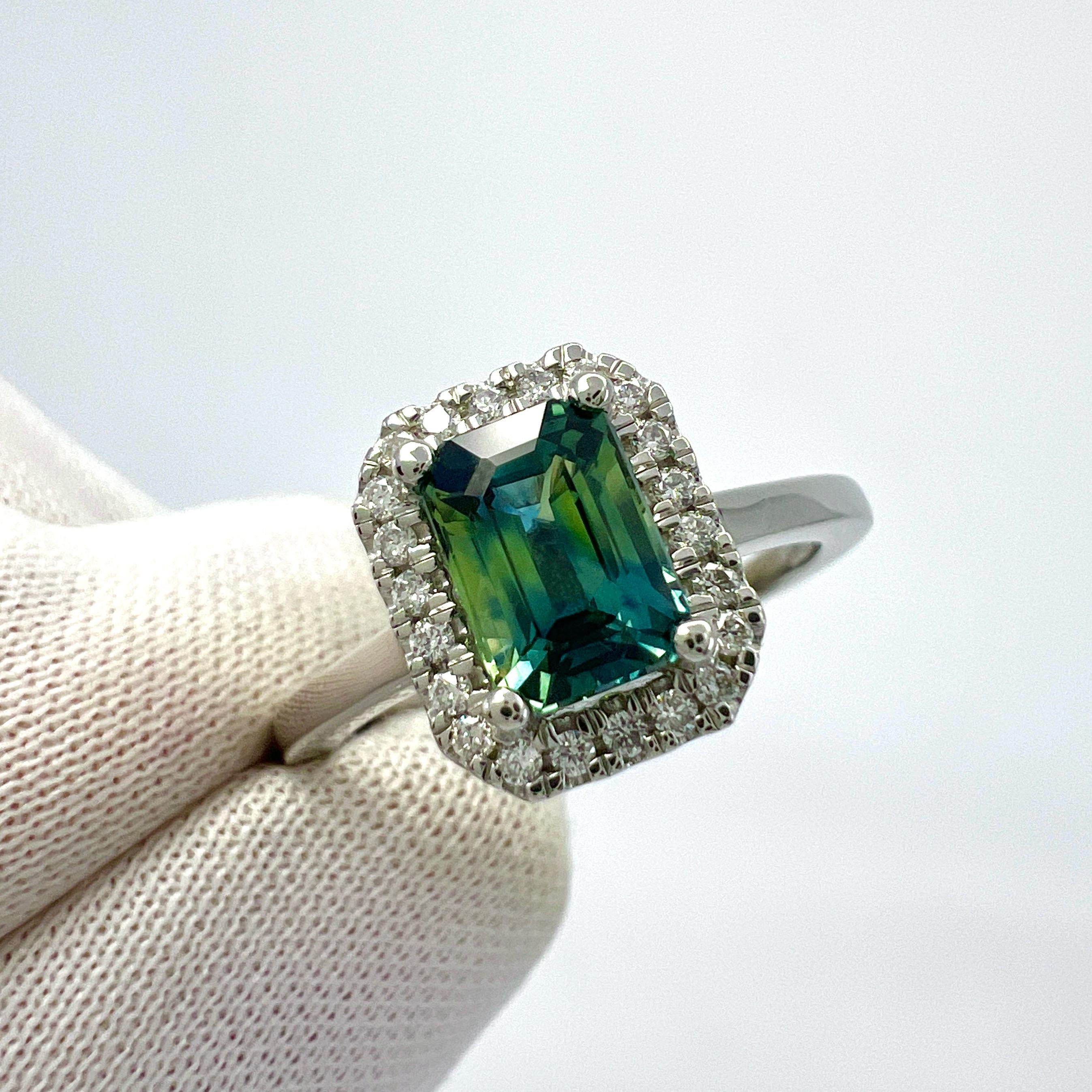 Einzigartige GIA zertifiziert Parti Farbe Saphir und Diamant Platin Halo Ring. 1,50 Karat insgesamt.

Dieser wunderschöne Ring enthält einen 1,37-karätigen Saphir mit einem atemberaubenden blauen und gelbgrünen Partikeleffekt. Einzigartiger