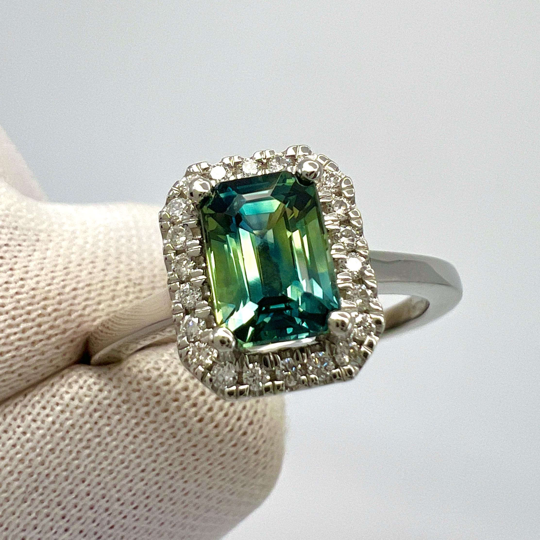 1,50 Karat GIA zertifizierter Parti Color Smaragdschliff Saphir und Diamant Platin Halo-Ring im Zustand „Neu“ in Birmingham, GB