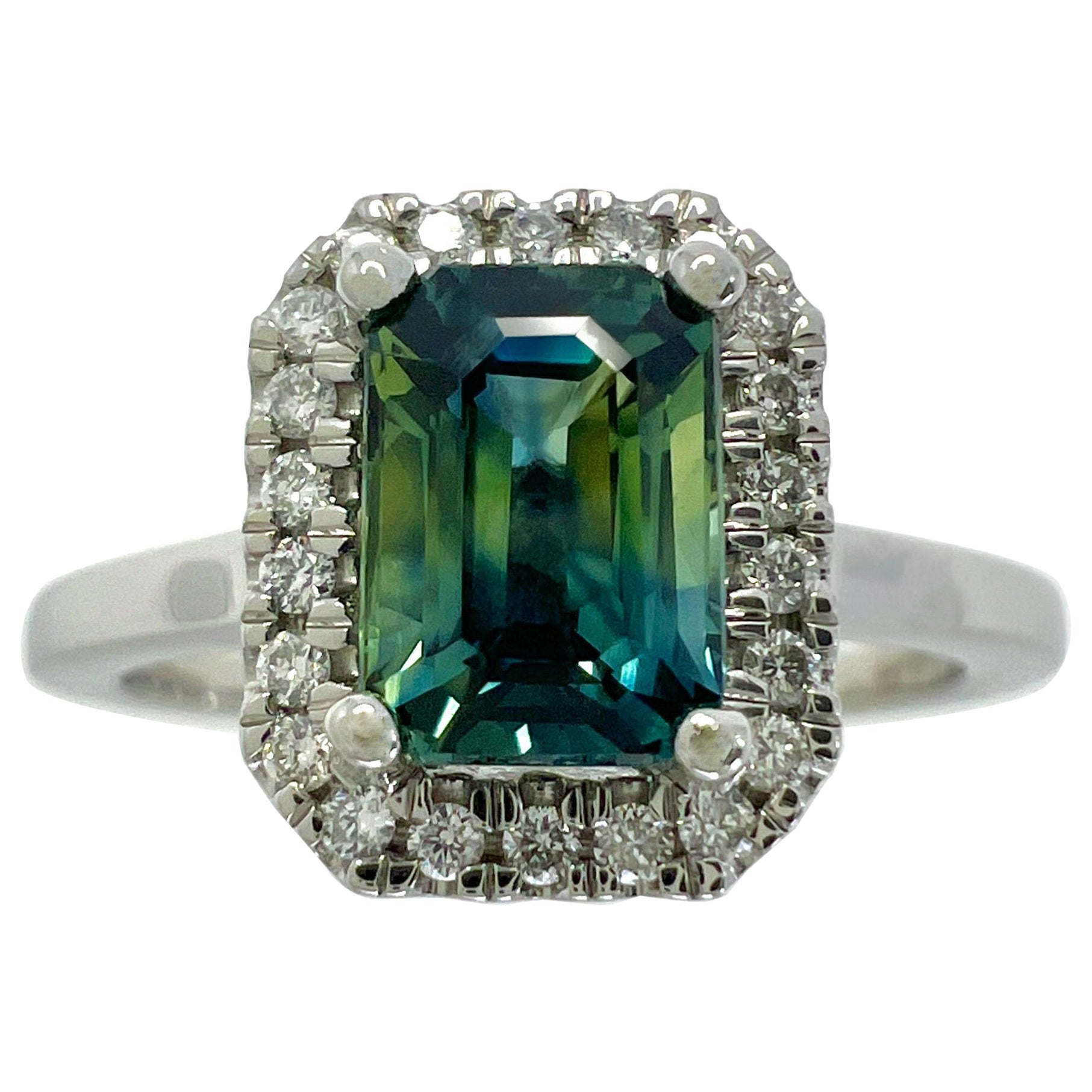 1.50ct GIA Cert Parti Colour Emerald Cut Sapphire and Diamond Platinum Halo Ring (bague de halo en platine)