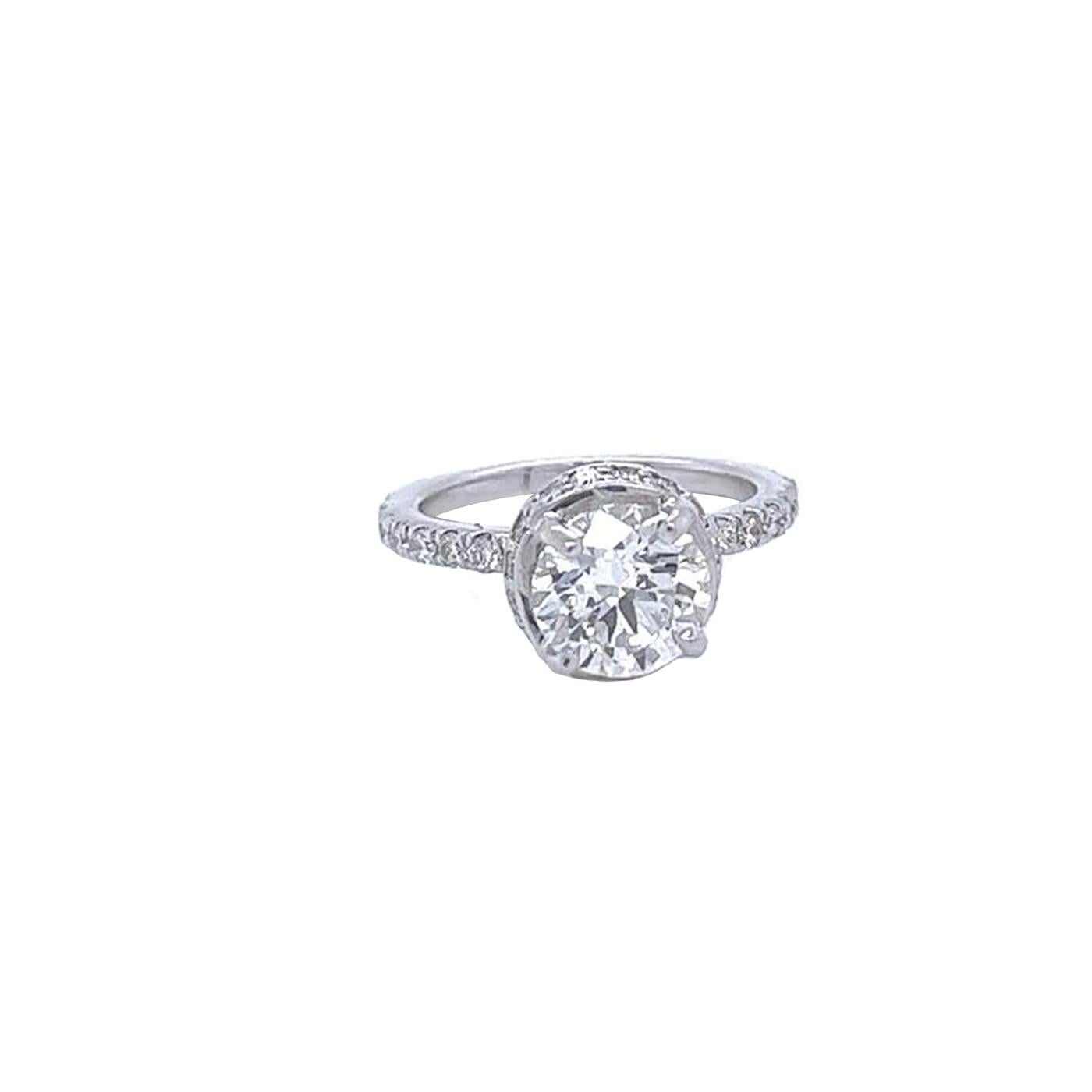 Anello con diamante taglio rotondo certificato GIA da 1,50 carati con pavé di diamanti in oro bianco 18 carati In condizioni ottime in vendita a Aventura, FL