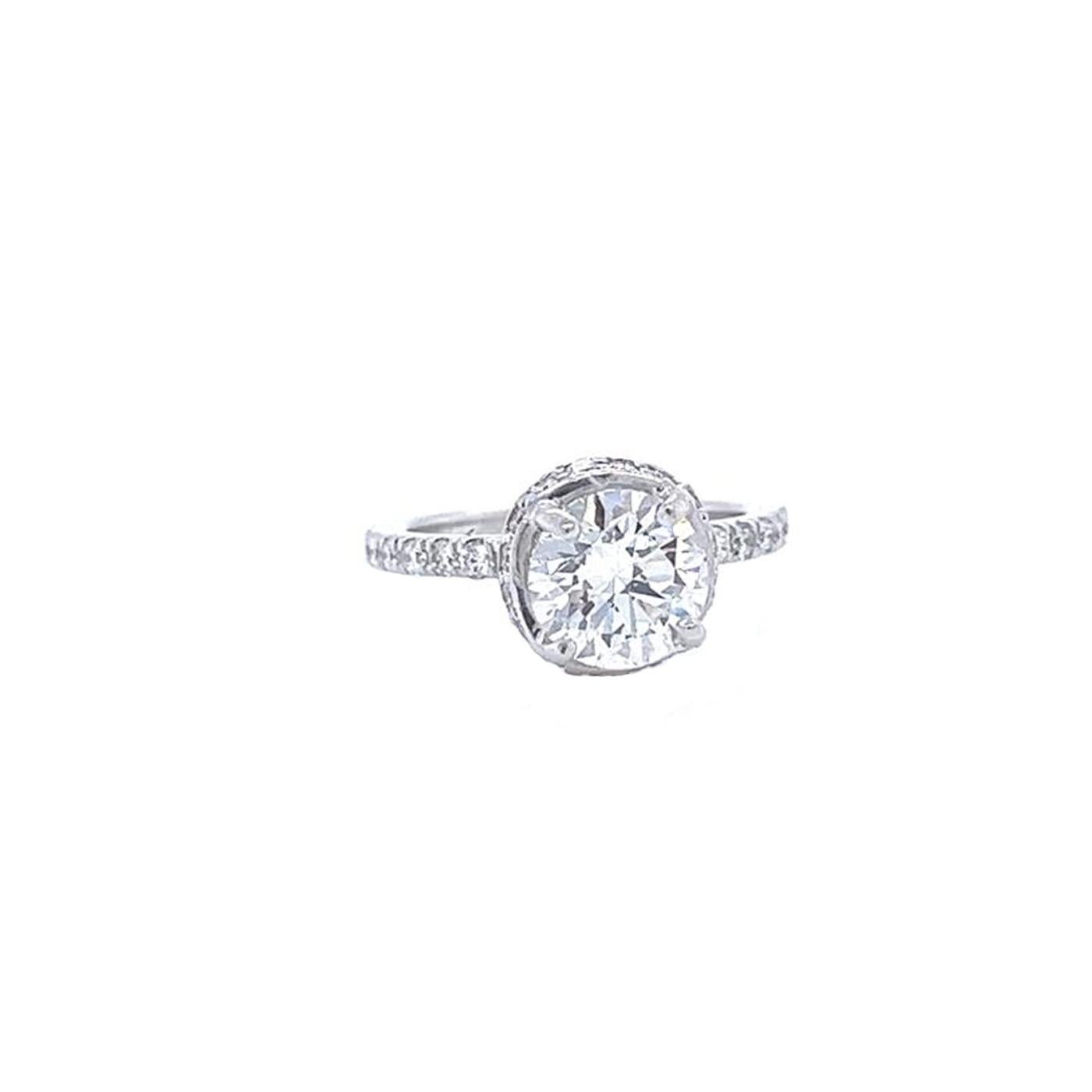 Donna Anello con diamante taglio rotondo certificato GIA da 1,50 carati con pavé di diamanti in oro bianco 18 carati in vendita