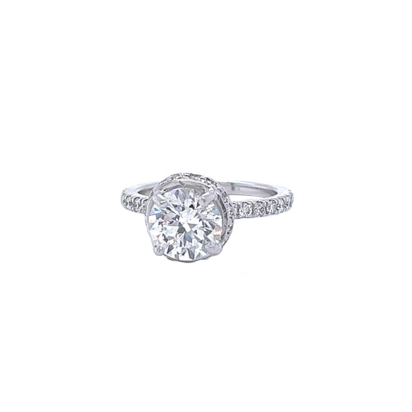 Anello con diamante taglio rotondo certificato GIA da 1,50 carati con pavé di diamanti in oro bianco 18 carati in vendita 2