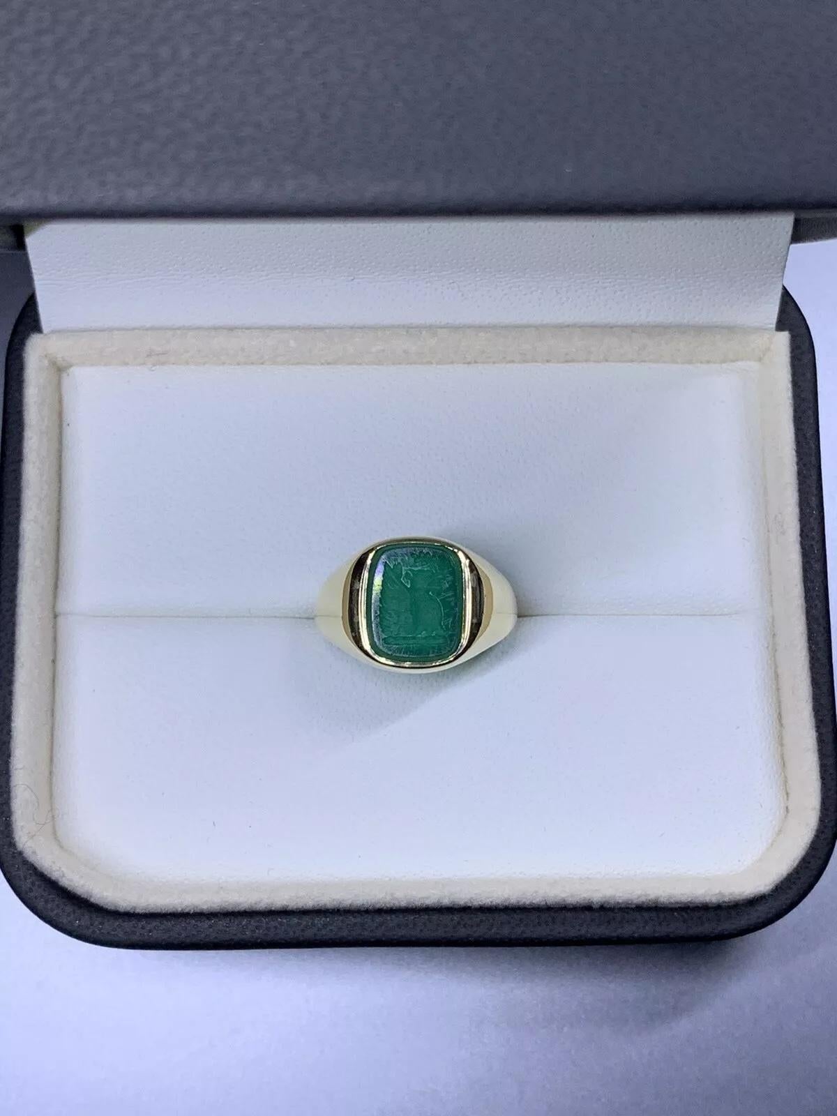 1.50ct Green onyx signet ring in 9ct yellow gold. In New Condition For Sale In London, GB