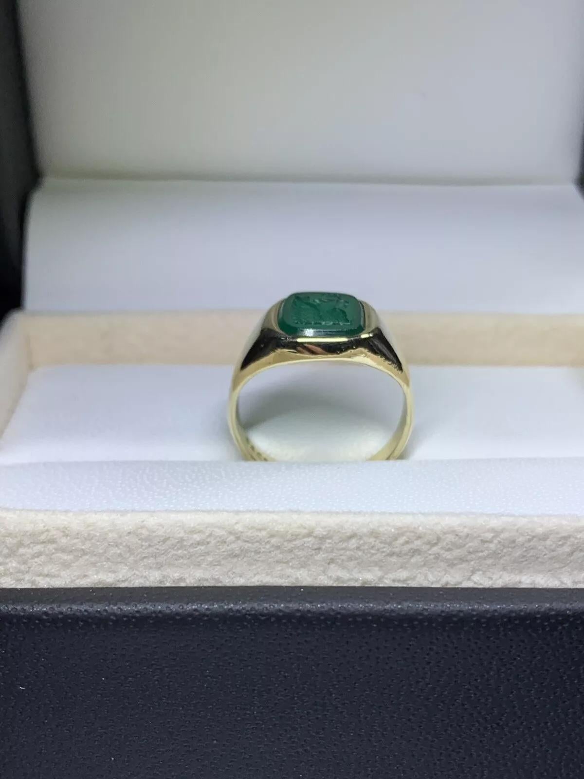1.50ct Green onyx signet ring in 9ct yellow gold. For Sale 1
