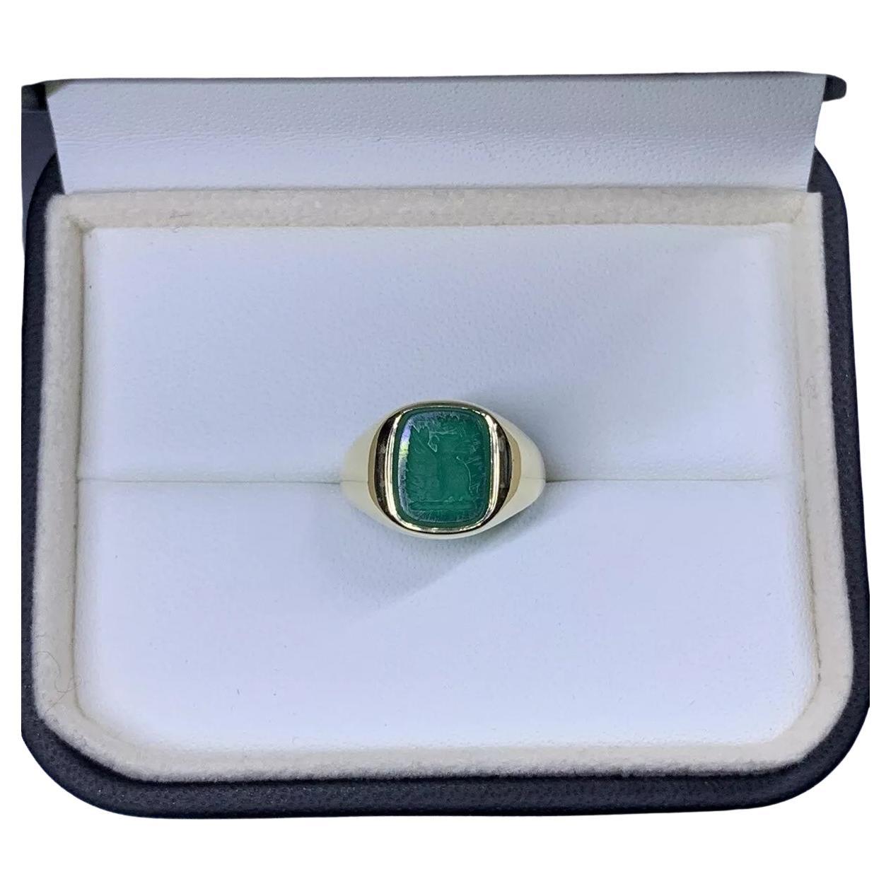 1.50ct Green onyx signet ring in 9ct yellow gold. For Sale