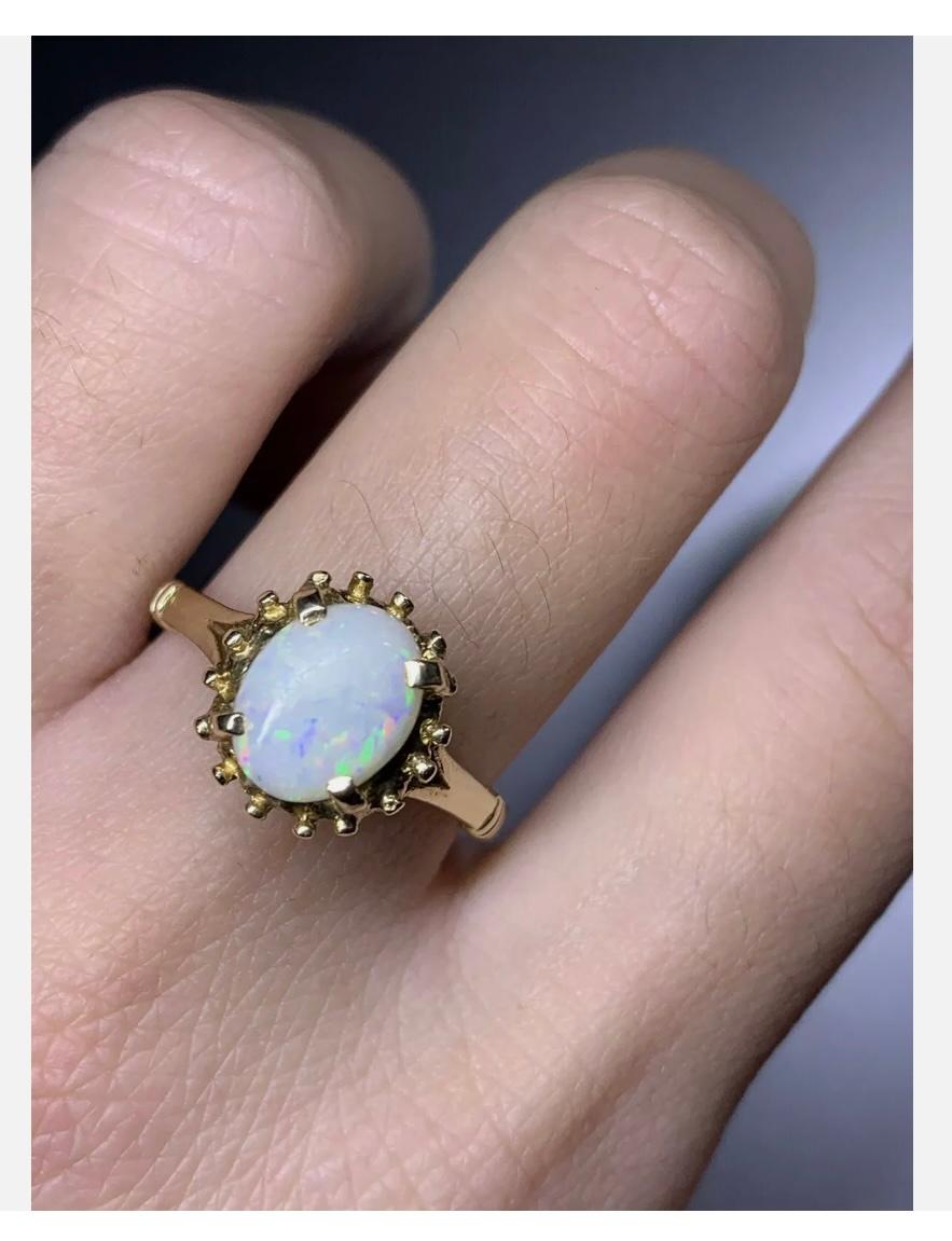 Taille ovale 1.50ct Large Australian white opal antique engagement ring in 18ct yellow gold en vente