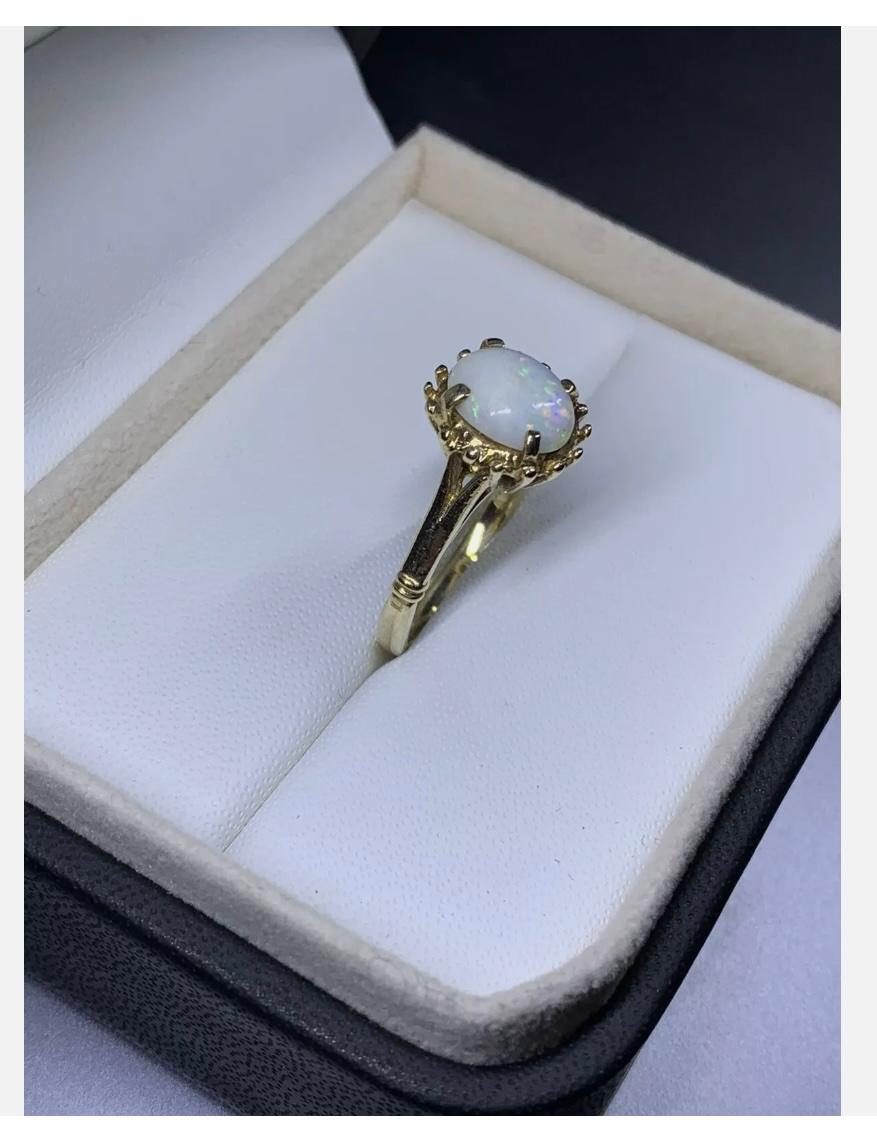 1.50ct Large Australian white opal antique engagement ring in 18ct yellow gold en vente 1