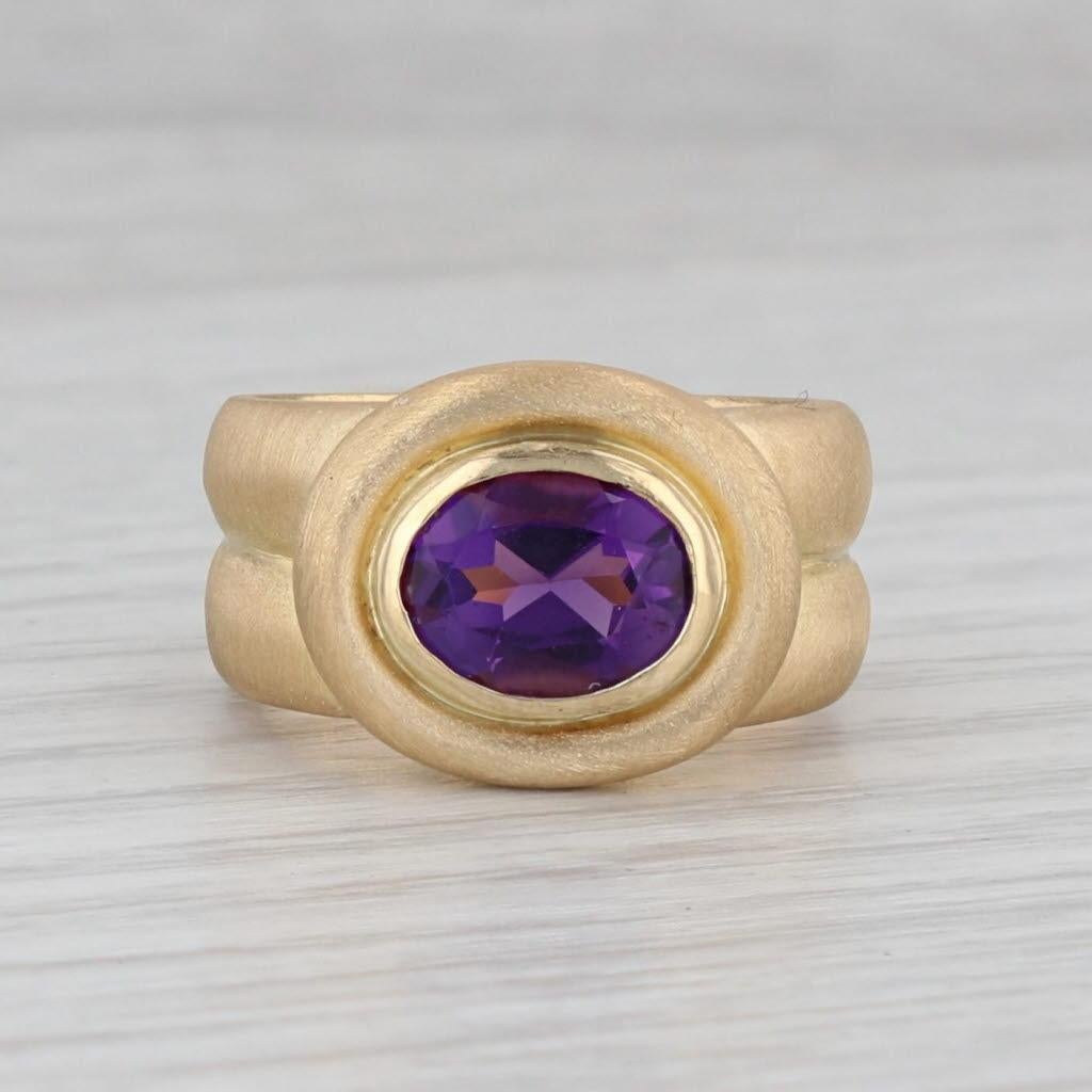 Información sobre la gema:
- Amatista natural -
Quilates - 1,50ct 
Corte - Oval
Color - Morado

Metal: Oro amarillo de 18 quilates
El exterior de la banda tiene un acabado cepillado, mientras que el interior tiene un acabado pulido.
Peso: 13.9