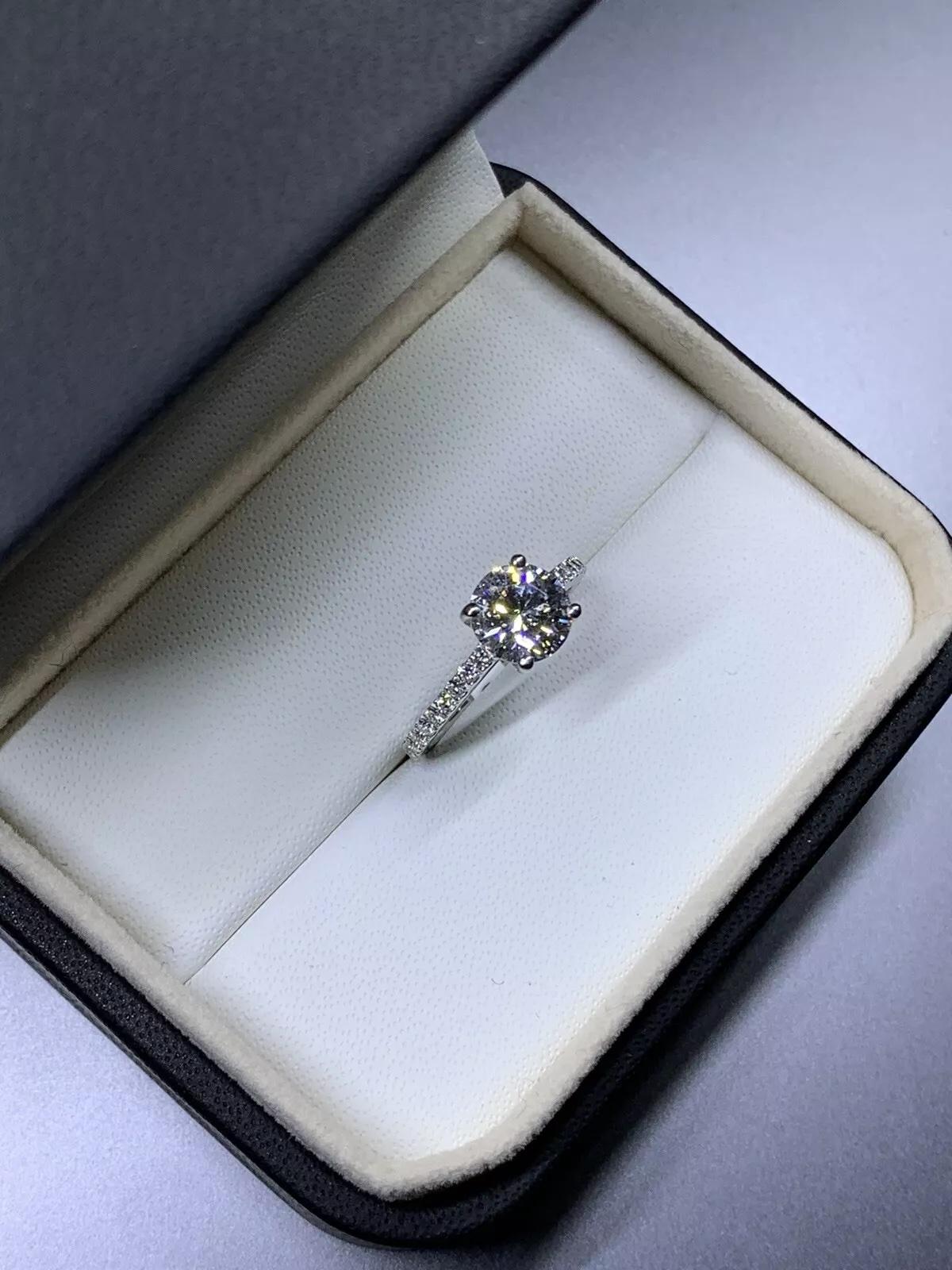 1,50 ct Diamante brillante redondo GIA anillo de compromiso solitario en platino.

Precioso diamante central de 1,50 ct con certificado GIA color G claridad VVS1 en platino.

Diamantes laterales 0,40ct color F claridad VS1.

El anillo se puede