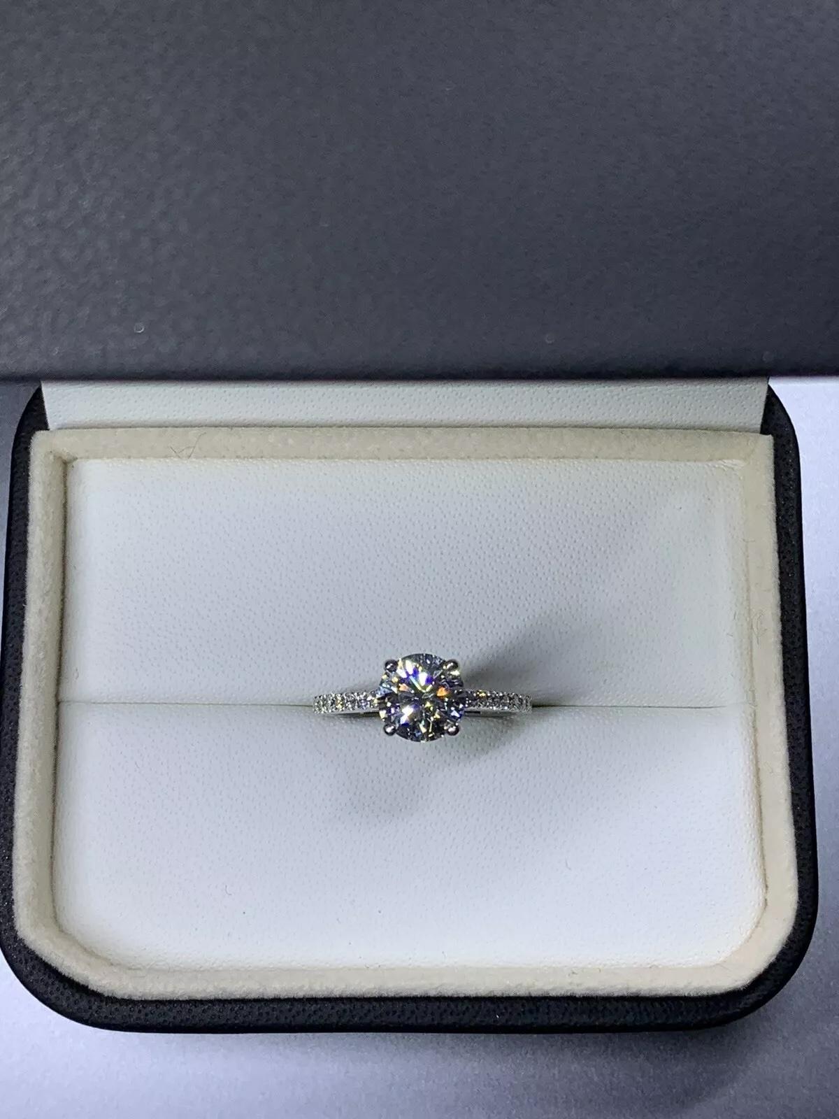 1,50 ct Diamante brillante redondo GIA anillo de compromiso solitario en platino. en Nuevo estado para la venta en London, GB