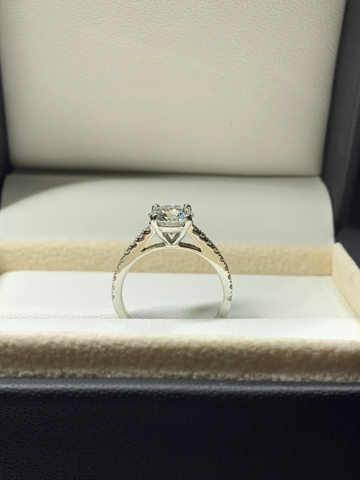 1,50 ct Diamante brillante redondo GIA anillo de compromiso solitario en platino. en venta 1