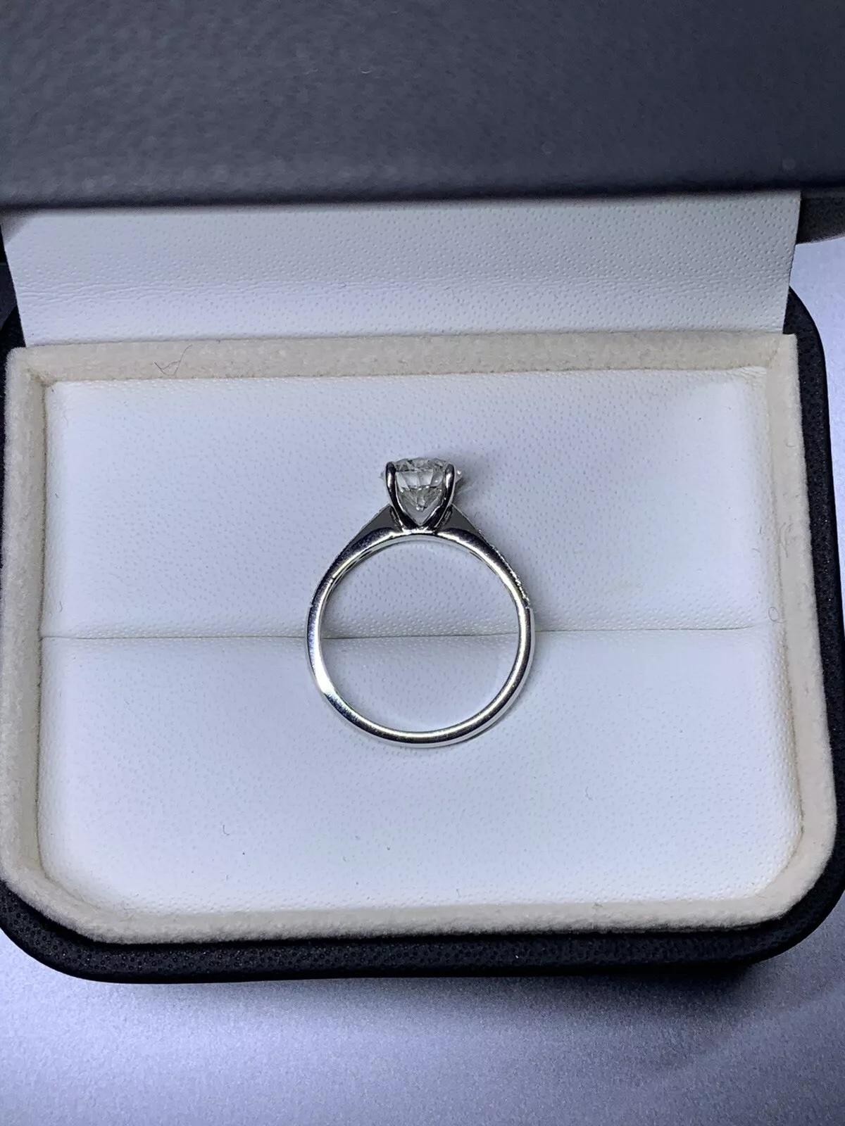 Taglio rotondo Anello di fidanzamento con diamante rotondo da 1,50 carati in oro bianco 18 carati. in vendita