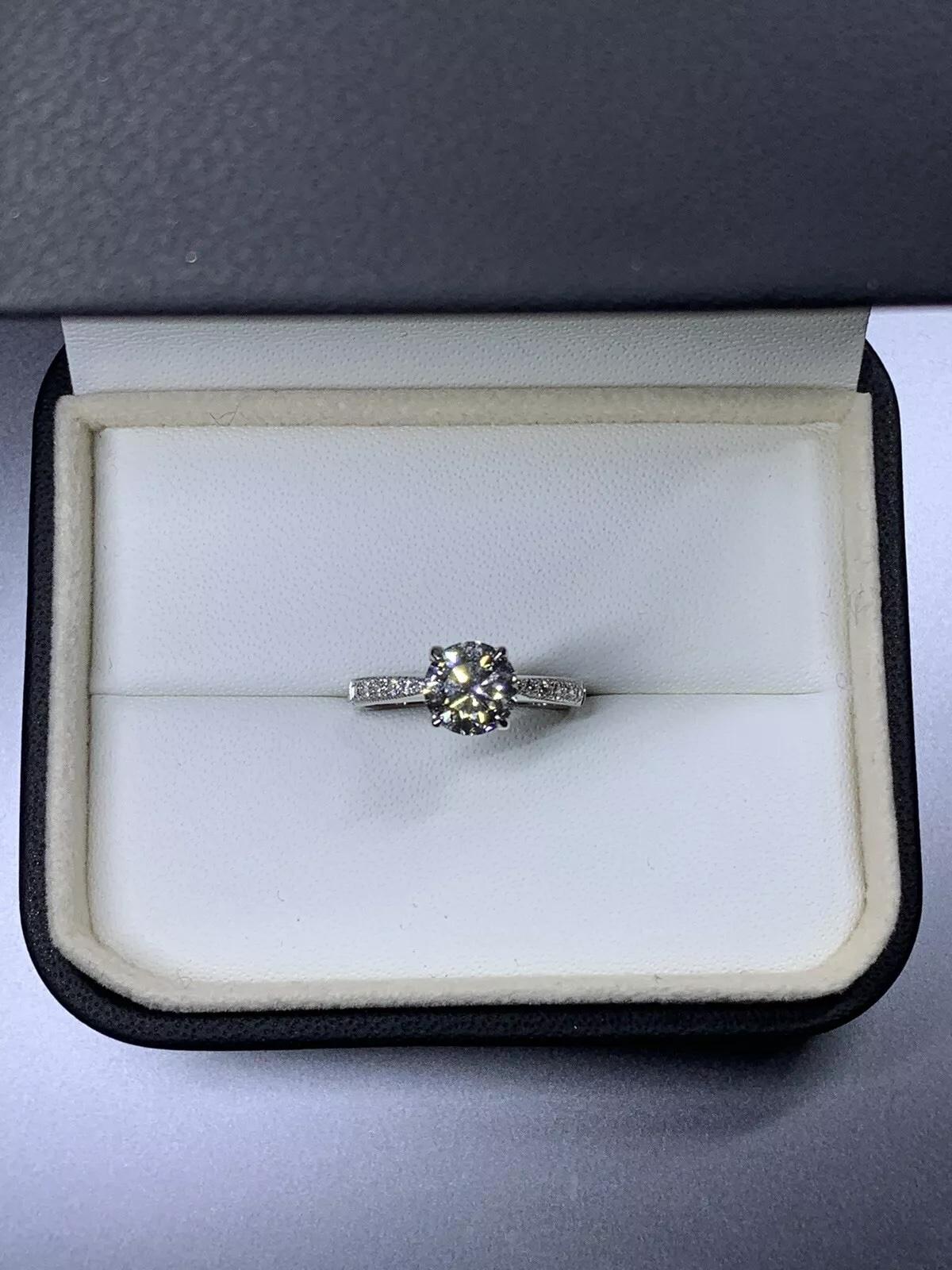 Anello di fidanzamento con diamante rotondo da 1,50 carati in oro bianco 18 carati. In condizioni Nuovo in vendita a London, GB