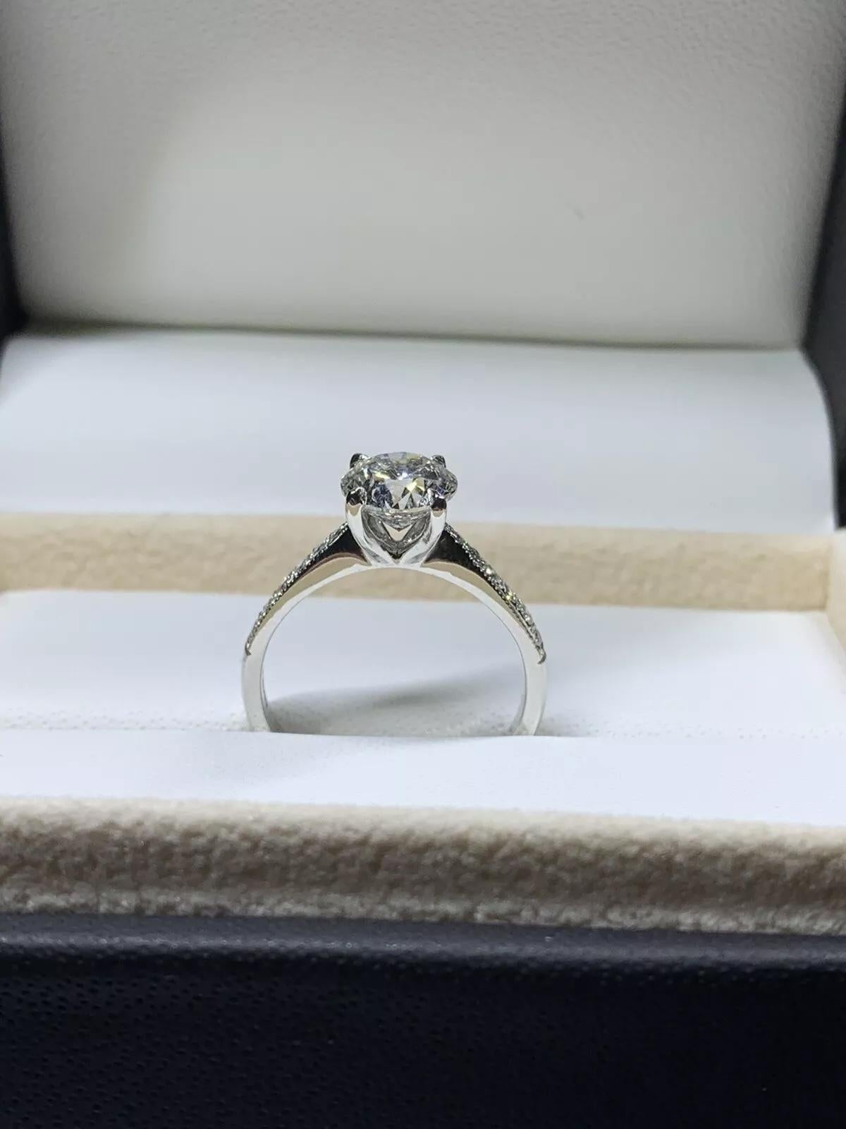 Anello di fidanzamento con diamante rotondo da 1,50 carati in oro bianco 18 carati. in vendita 1