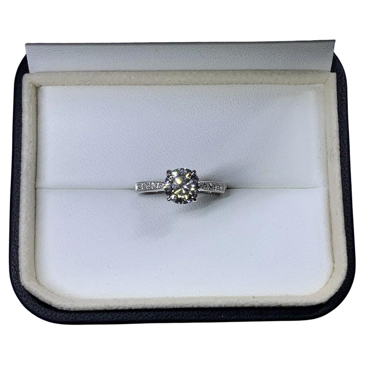 1,50 Karat runder Diamant-Verlobungsring aus 18 Karat Weißgold.