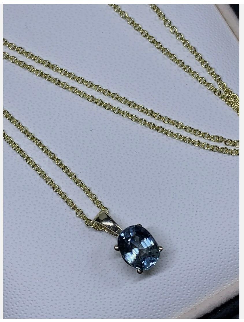 Moderne Collier à pendentifs en or jaune 18ct avec solitaire en saphir de 1,50ct en vente
