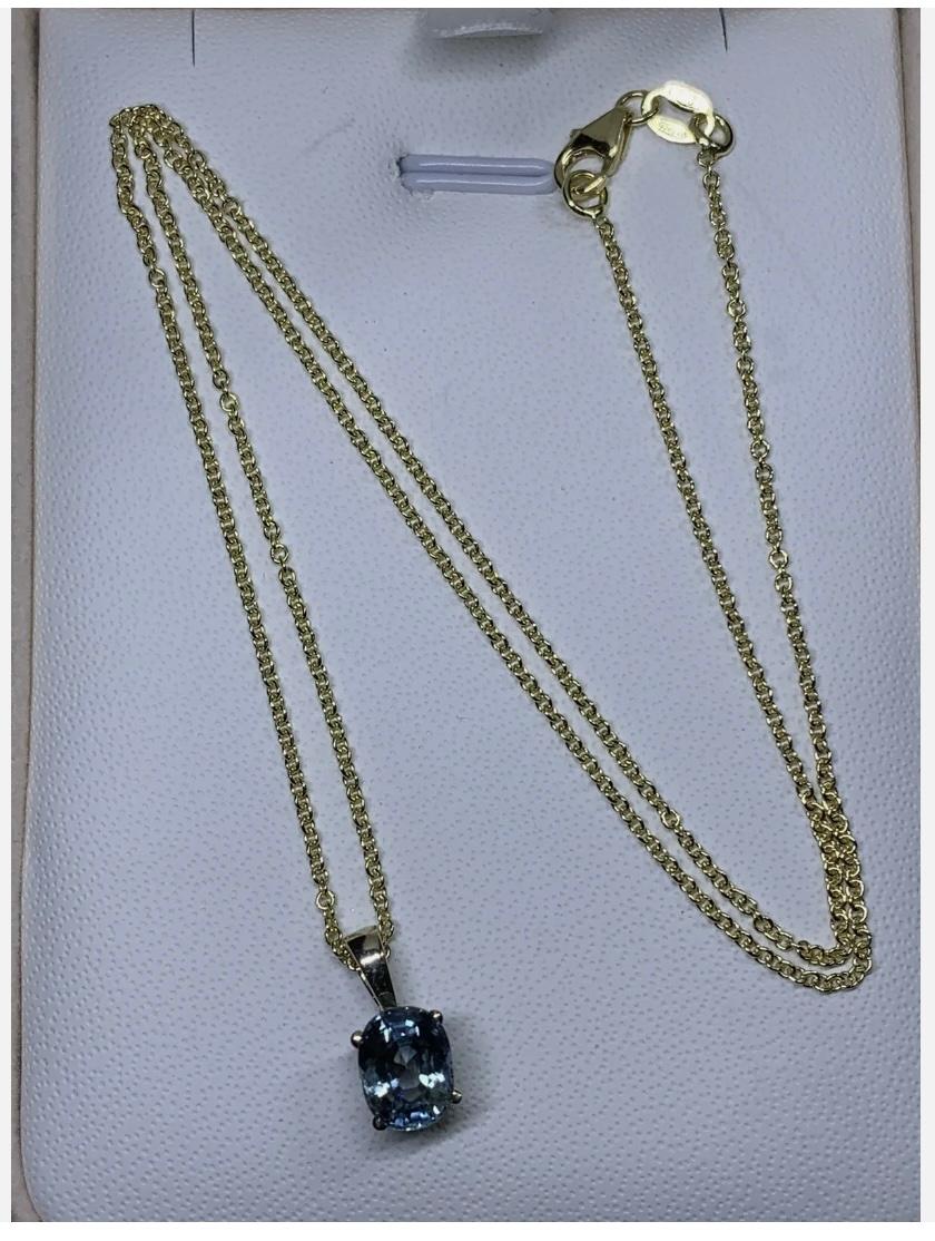 Taille ovale Collier à pendentifs en or jaune 18ct avec solitaire en saphir de 1,50ct en vente