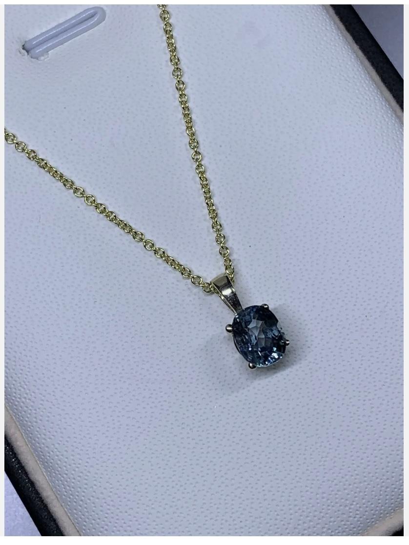 Collier à pendentifs en or jaune 18ct avec solitaire en saphir de 1,50ct en vente 1