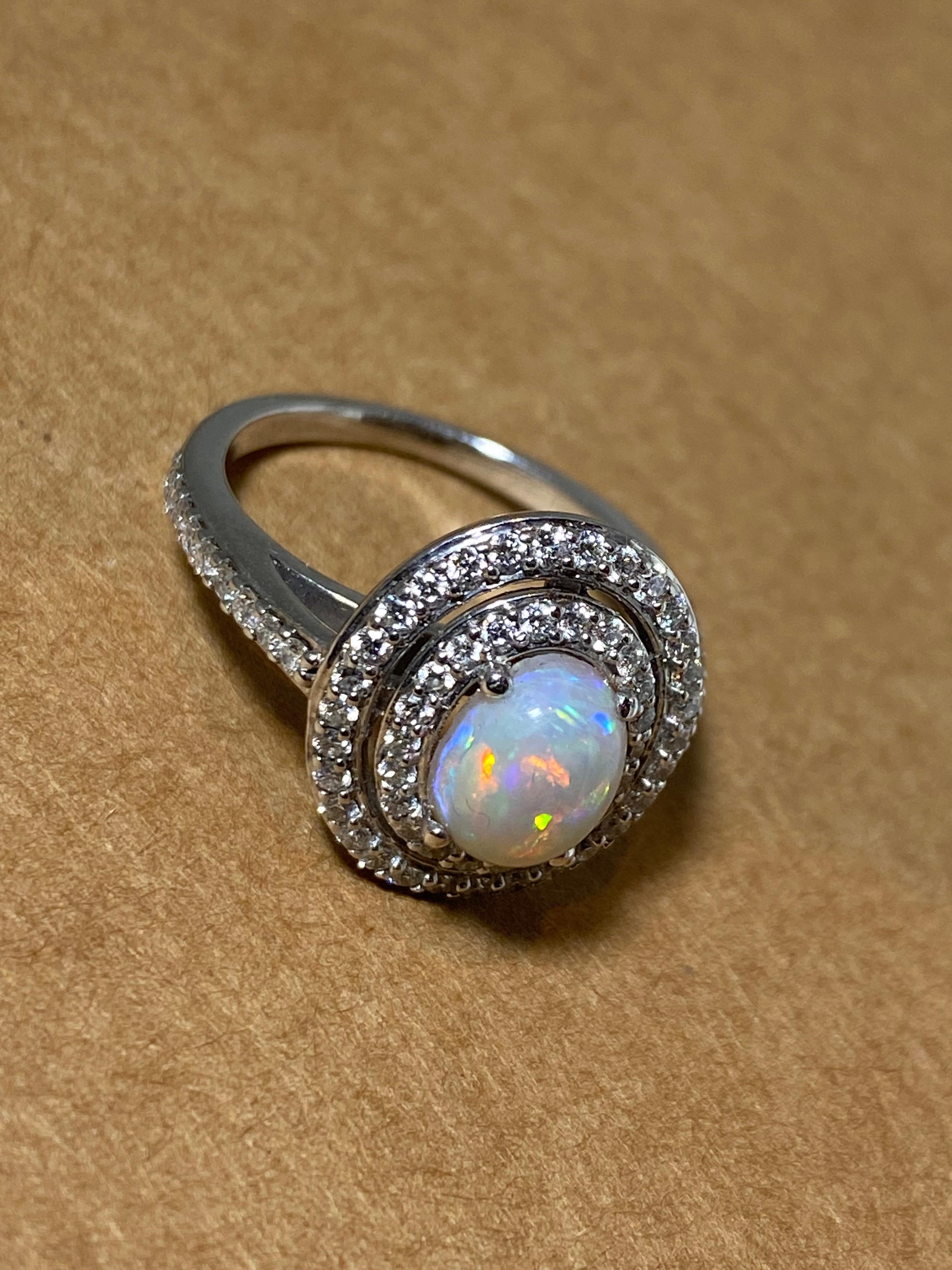 Bague habillée en or 14 carats avec opale ovale australienne massif de 1,50 carat et halo de diamants en vente 4