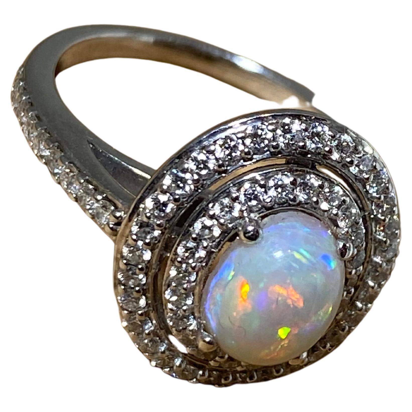 Bague habillée en or 14 carats avec opale ovale australienne massif de 1,50 carat et halo de diamants en vente