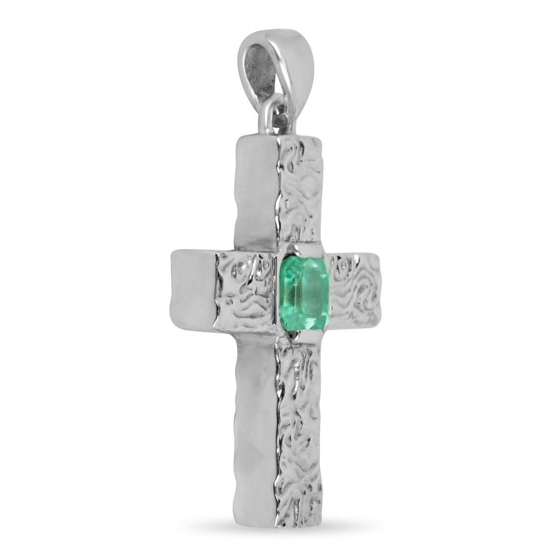 Ein herausragendes Smaragdkreuz, gefasst in Sterlingsilber mit kompliziertem Design. Die Hauptattraktion, abgesehen vom religiösen Glauben, ist der bemerkenswerte natürliche kolumbianische Smaragd in der Mitte, mit 1,50 Karat, von strahlend