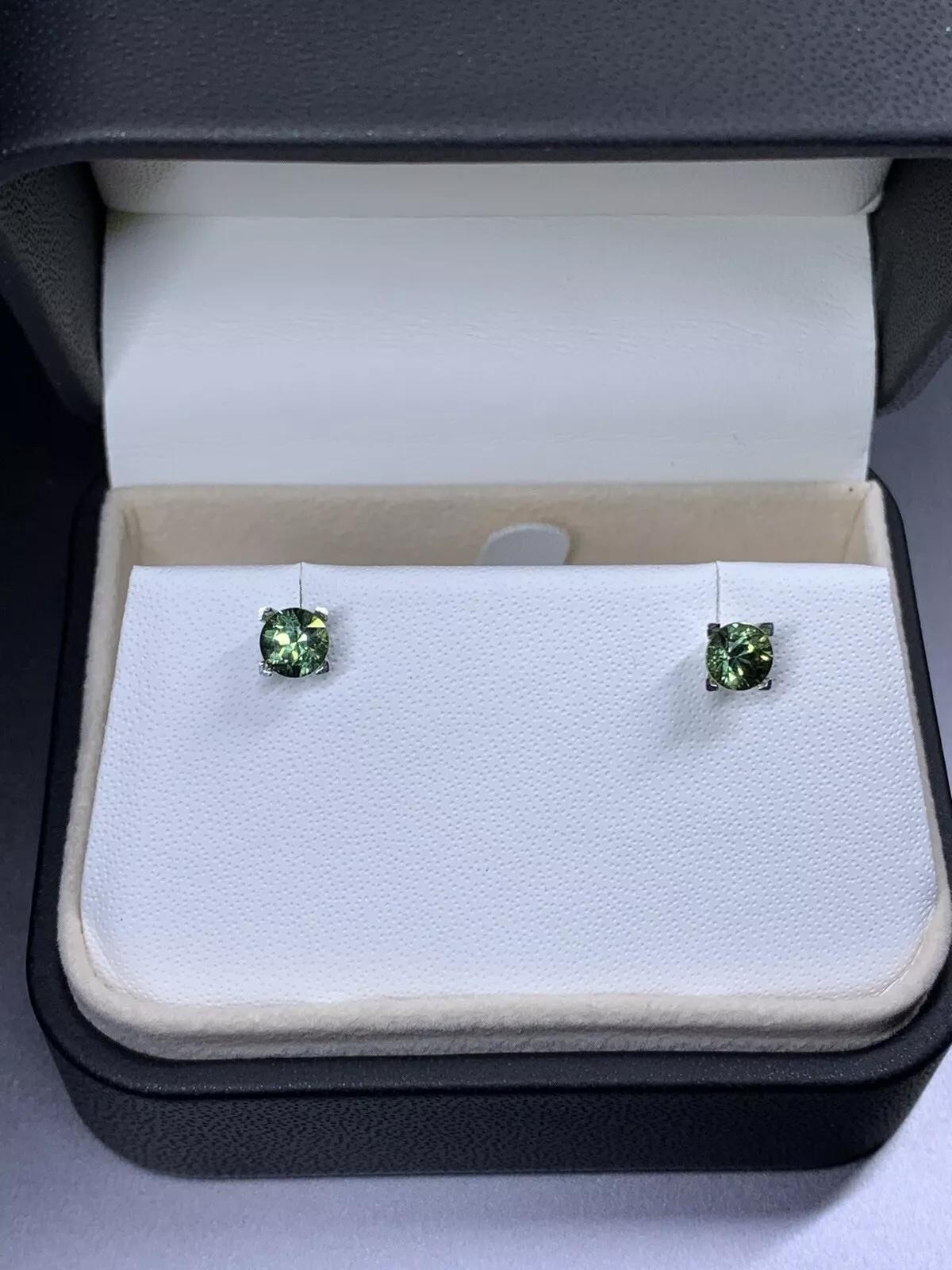 1.50ct Teal Sapphire Studs Earrings 18ct White Gold.

Teal sapphire green blue color gemstone natural untreated total weight 1.50ct in 18k white gold studs earrings.

Hallmarked

Box and valuation included.

Enhance your jewellery collection with
