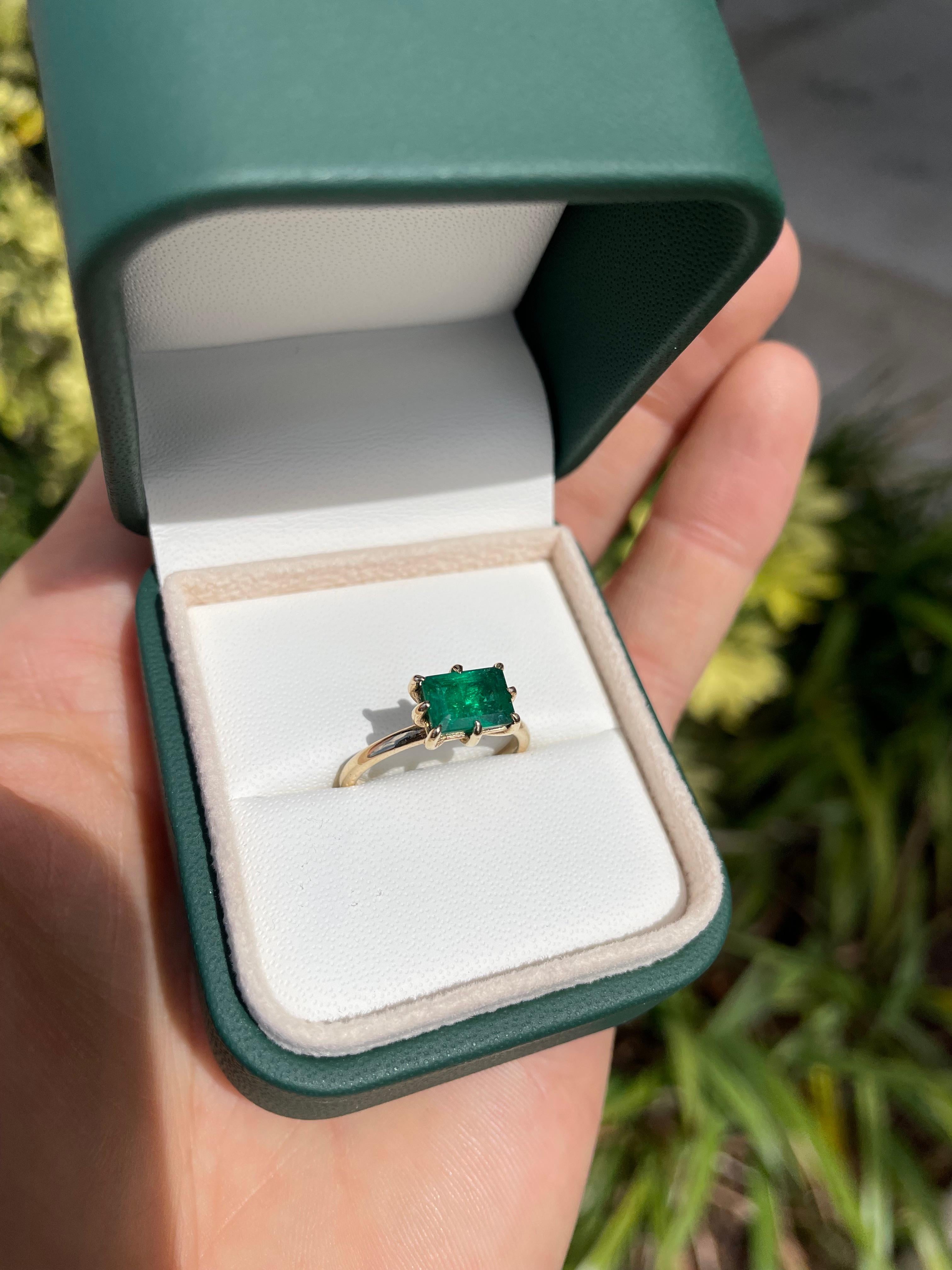 Bague solitaire vintage en or 14 carats à 8 griffes avec émeraude foncée Est-Ouest, 1,50 carat Pour femmes en vente