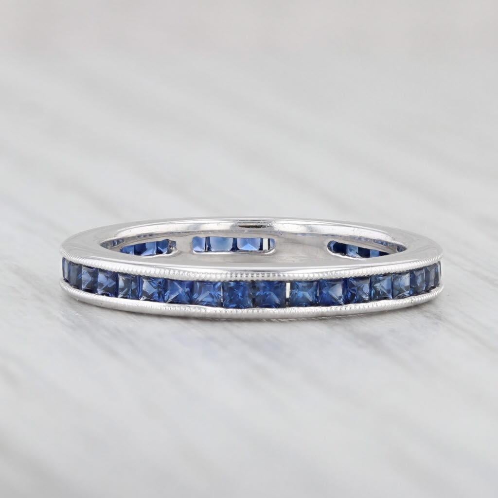 Taille carrée Anneau d'éternité en or blanc 18 carats avec saphir bleu 1,50 carat, taille 5 en vente