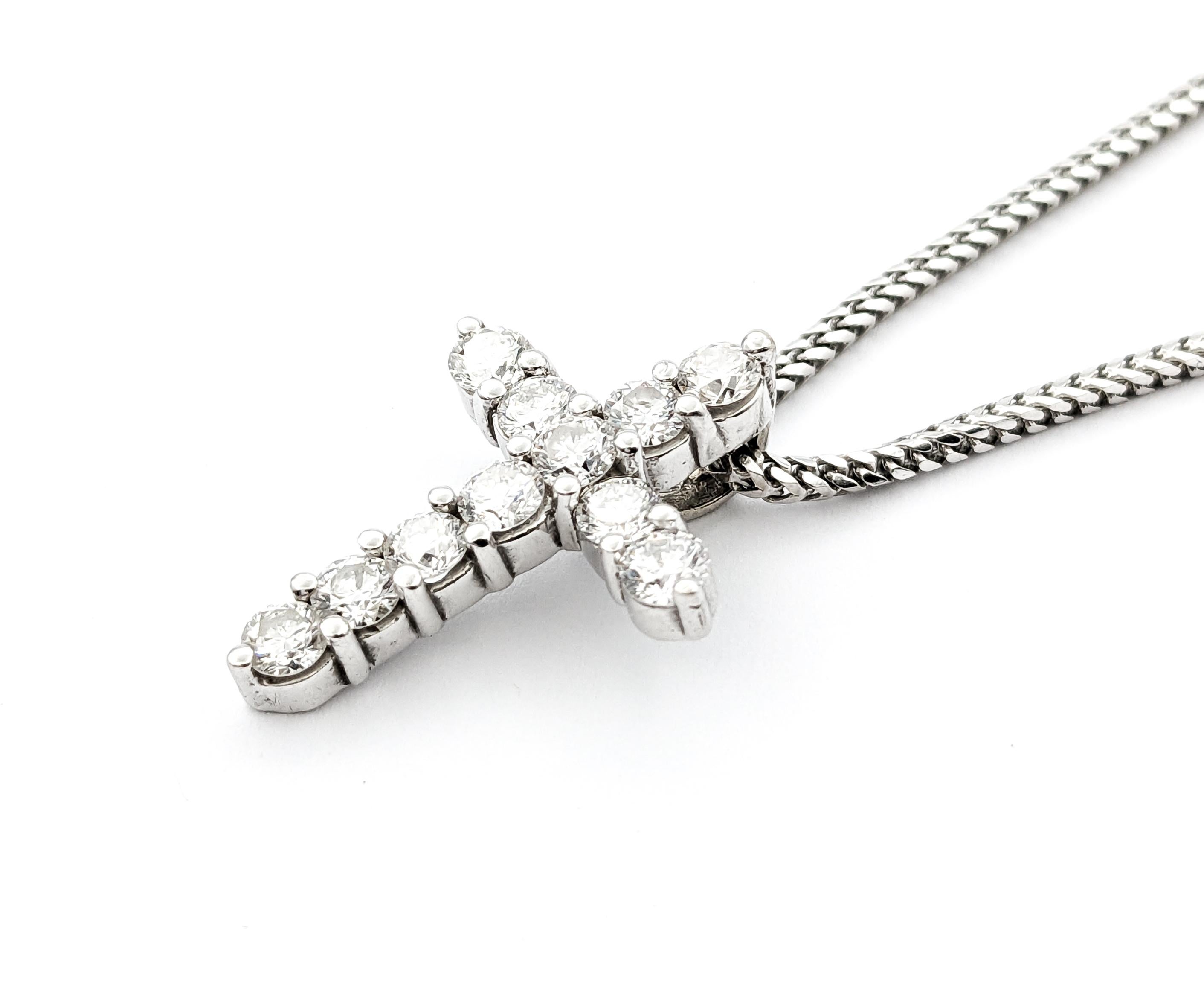 Pendentif croix en or blanc avec chaîne et diamant de 1,50ctw Pour femmes en vente