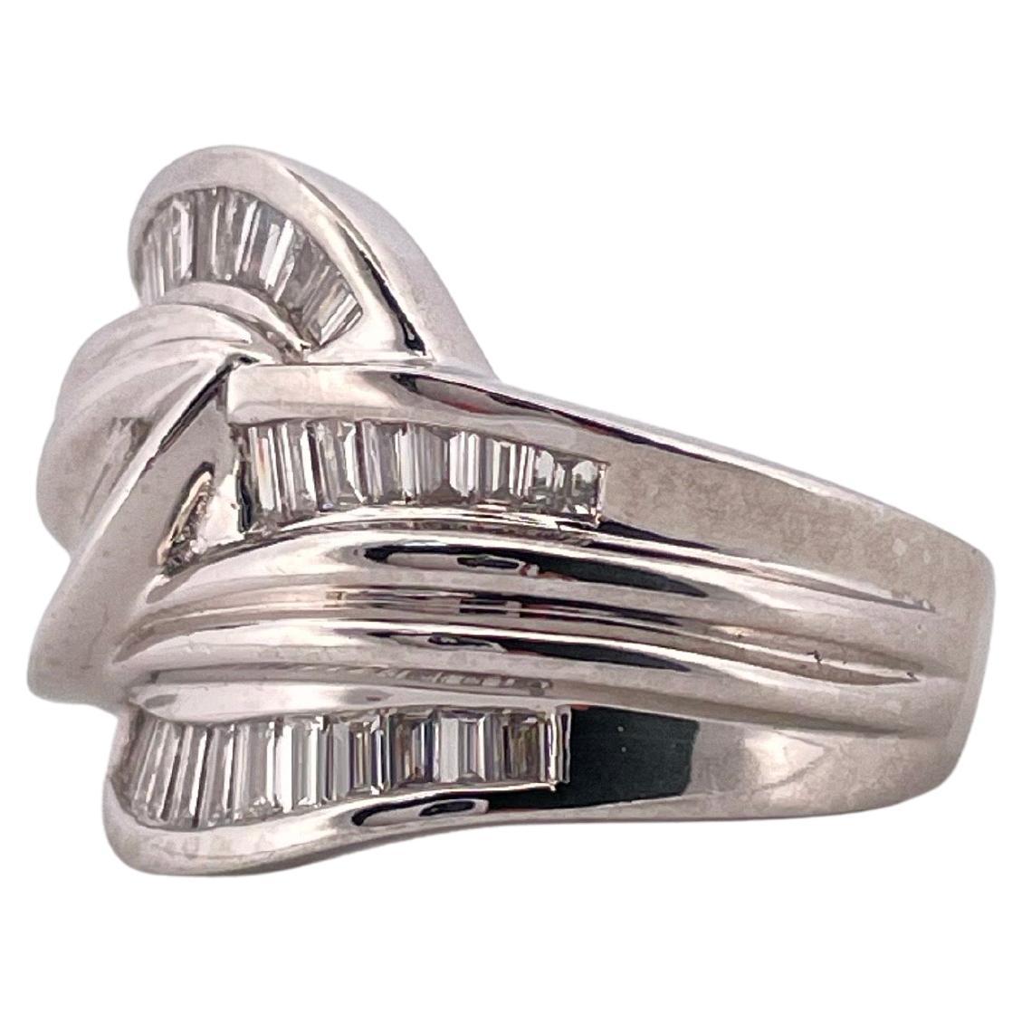 Dieser auffällige Platin-Diamantring präsentiert ein kühnes und zugleich elegantes Design. Er ist aus reichlich poliertem Platin gefertigt und wiegt beachtliche 15,9 Gramm. In seinem fließenden, verflochtenen Muster sind ca. 1,50 Karat