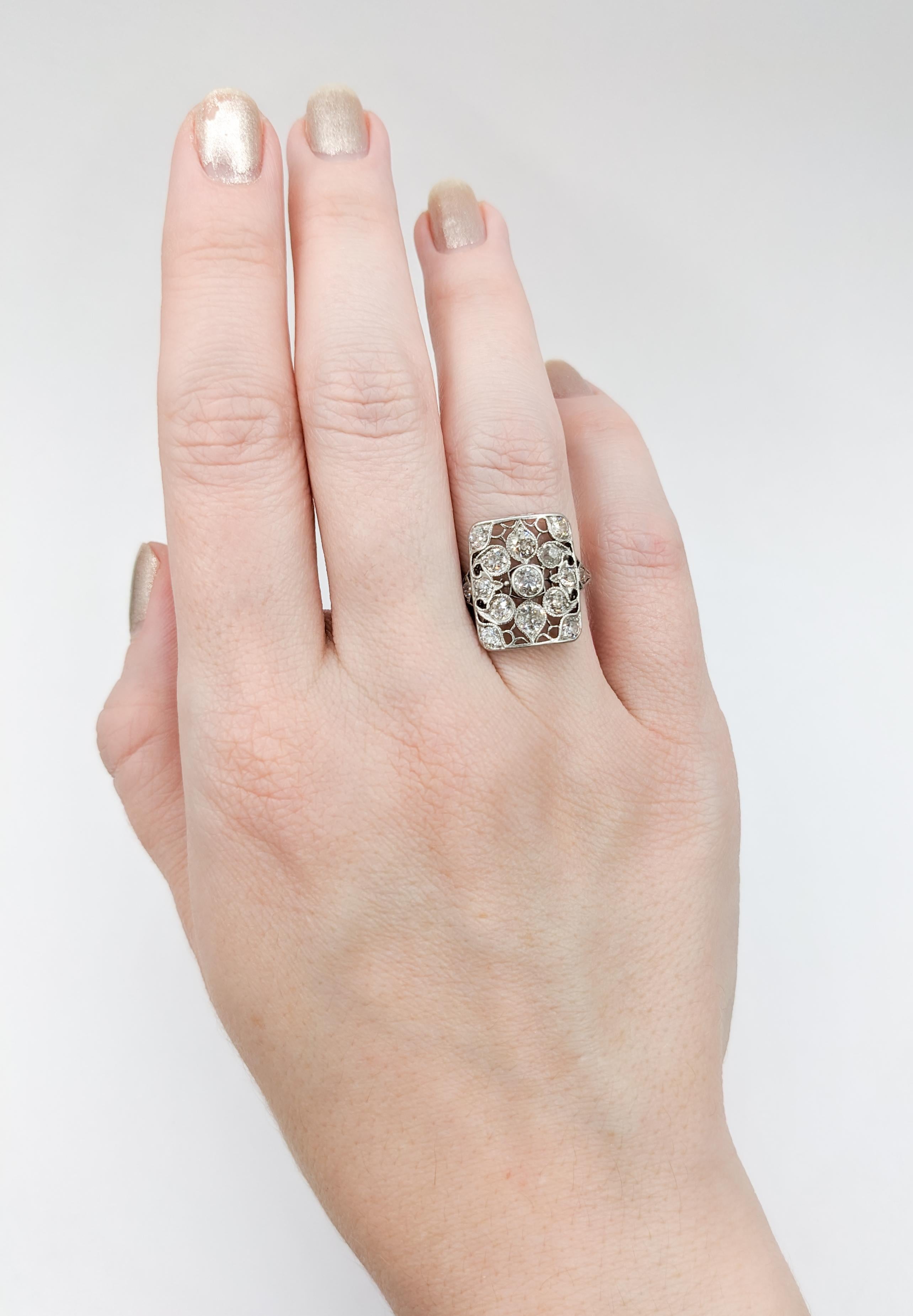 Verträumter 1,50ctw Old Mine Cut Diamant Platin Ring

Entdecken Sie zeitlose Eleganz mit diesem antiken Ring, der meisterhaft aus reinem Platin gefertigt ist. Der Ring im filigranen Spitzendesign ist mit 1,50 ct. Diamanten im Old Mine Cut verziert,
