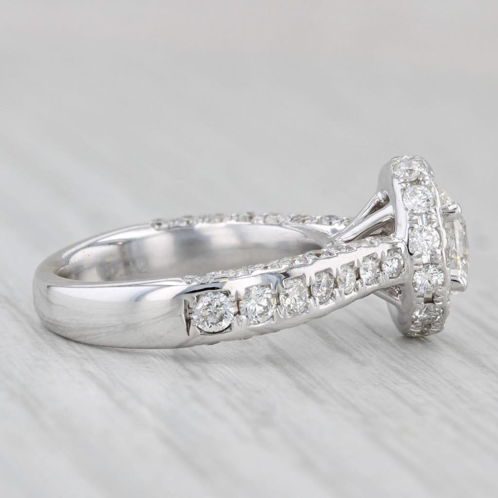 Informazioni sulla gemma:
- Diamante Nature - centro
Carati - 0,59ct 
Taglio - Brilliante ovale
Colore - H - I.
Chiarezza - SI1
Incisione laser: CO25.3112 

- Diamanti Nature - aureola
Carati totali - 0,45ctw
Taglio - Brillante rotondo
Colore - H -