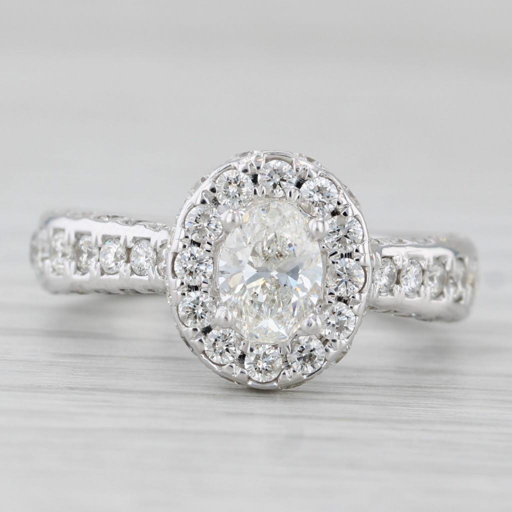 Anello di fidanzamento aureolato con diamante ovale da 1,50 carati in oro bianco 14k, misura 4,5 In condizioni buone in vendita a McLeansville, NC