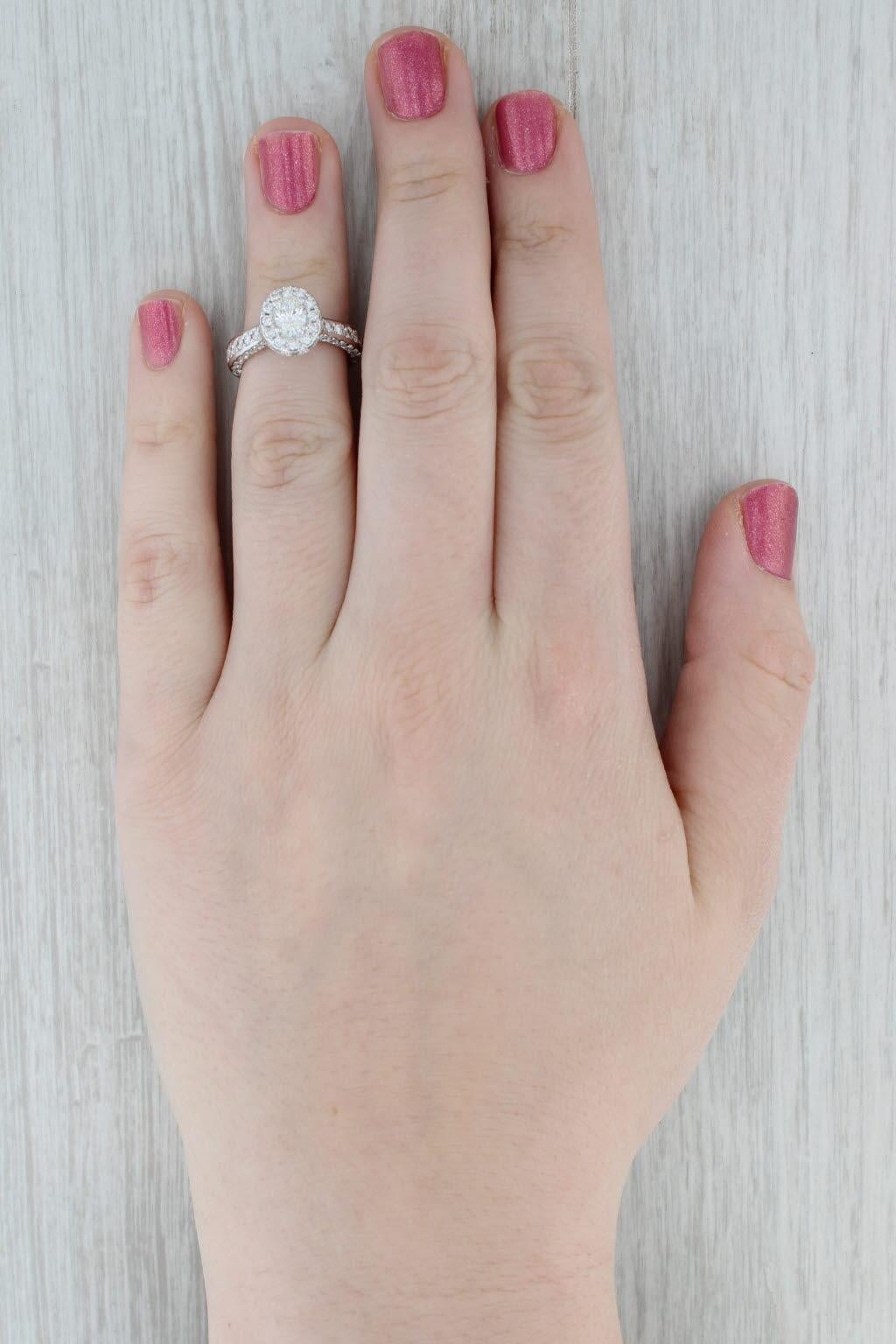 Anello di fidanzamento aureolato con diamante ovale da 1,50 carati in oro bianco 14k, misura 4,5 in vendita 4