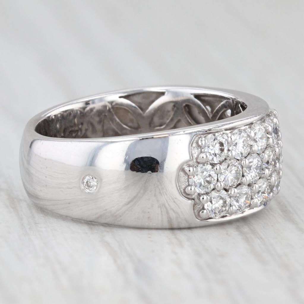 Informations sur les pierres précieuses :
- Diamants naturels -
Total des carats - 1.50ctw
Coupe - ronde
Couleur - E - G
Clarté - VS2 - SI2

Métal : Or blanc 14k
Poids : 8,7 grammes 
Timbres : 14k Caro74
Hauteur de la face : 8.5 mm 
Hauteur
