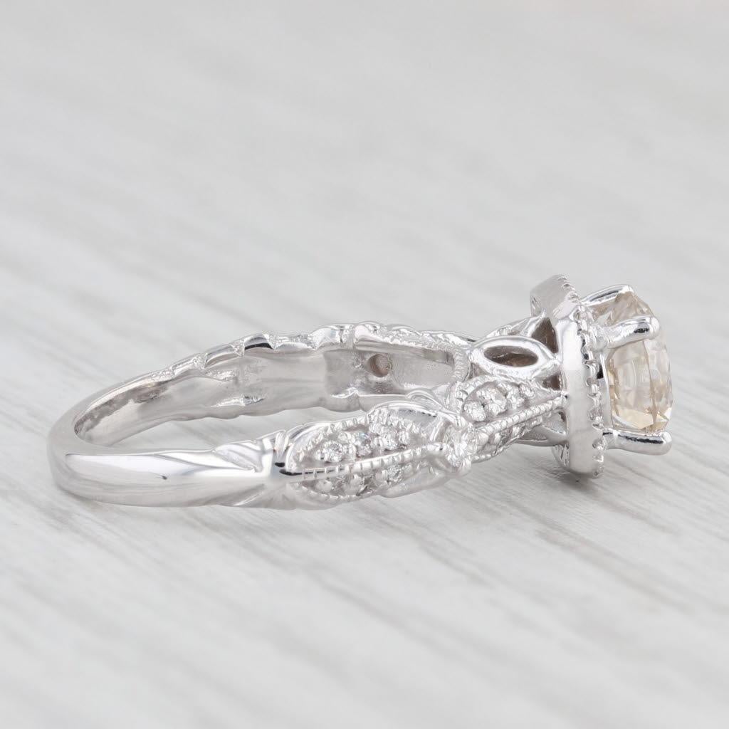 Taglio rotondo Anello di fidanzamento con diamante rotondo a forma di aureola da 1,50 ct. in oro bianco 14k, dimensione 5,25 cattedrale in vendita