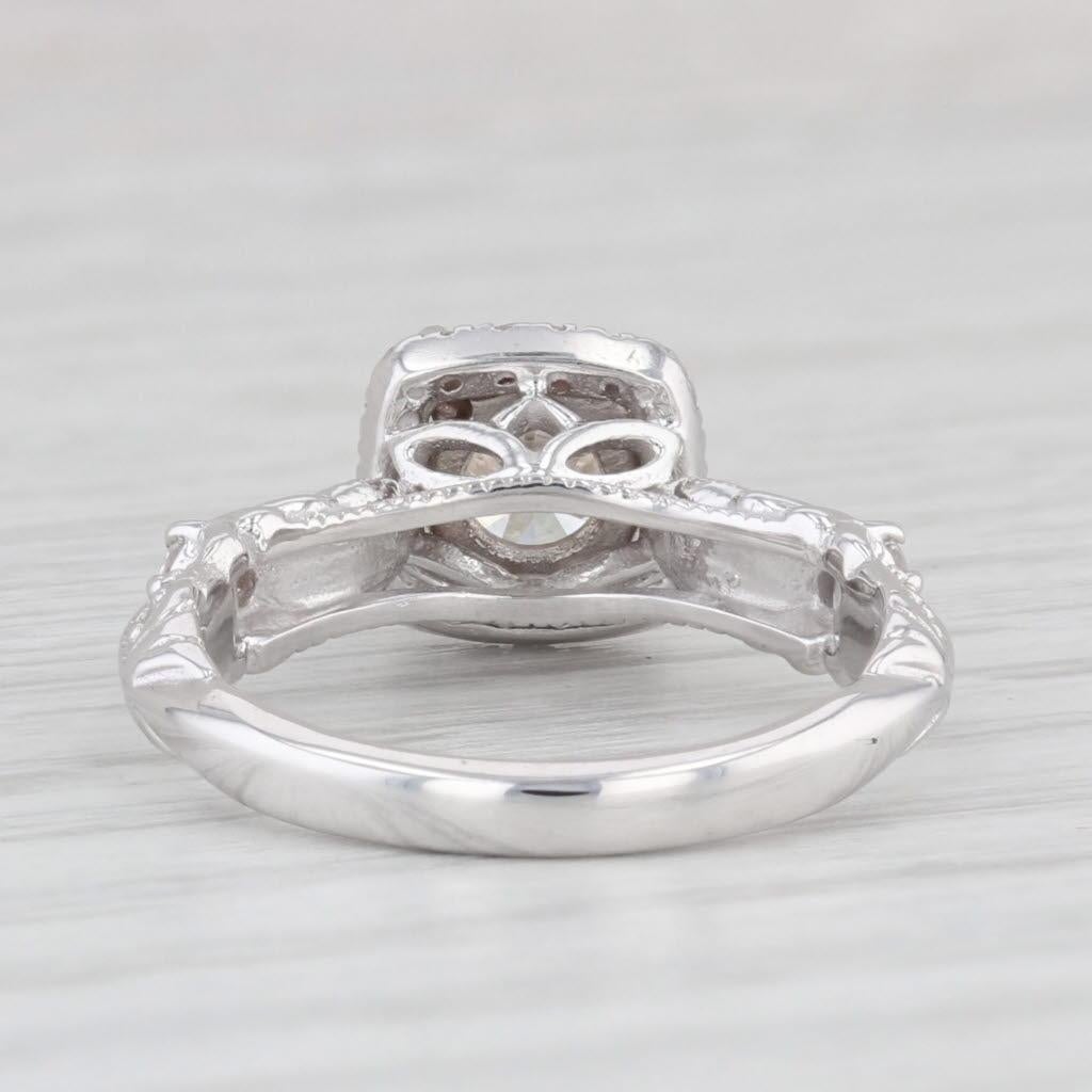 Anello di fidanzamento con diamante rotondo a forma di aureola da 1,50 ct. in oro bianco 14k, dimensione 5,25 cattedrale In condizioni buone in vendita a McLeansville, NC