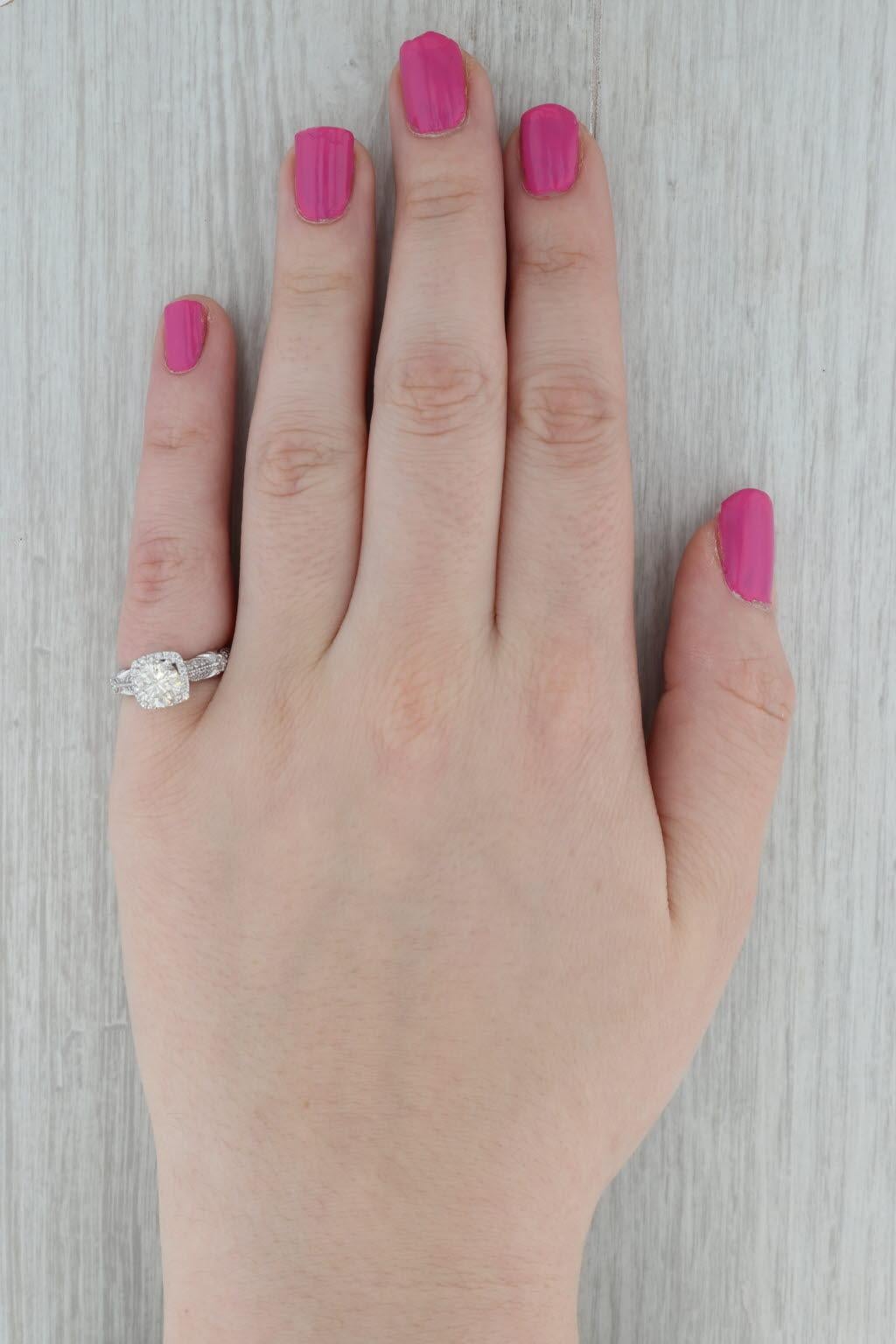 Anello di fidanzamento con diamante rotondo a forma di aureola da 1,50 ct. in oro bianco 14k, dimensione 5,25 cattedrale in vendita 2