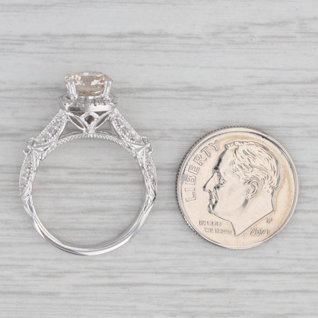 Anello di fidanzamento con diamante rotondo a forma di aureola da 1,50 ct. in oro bianco 14k, dimensione 5,25 cattedrale in vendita 3