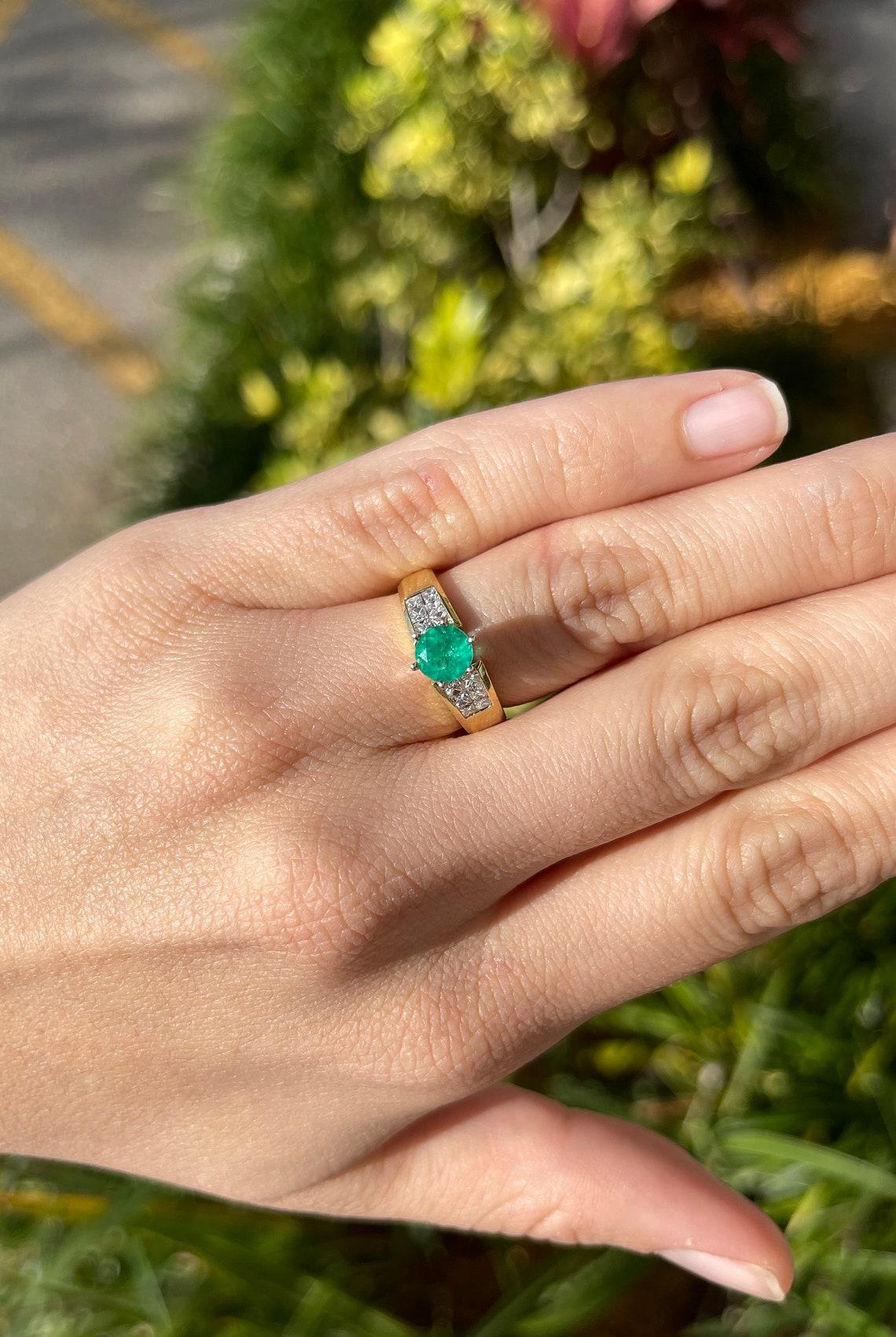 Moderno Anello in oro con smeraldo colombiano taglio rotondo e diamante da 1,50tcw 14K in vendita