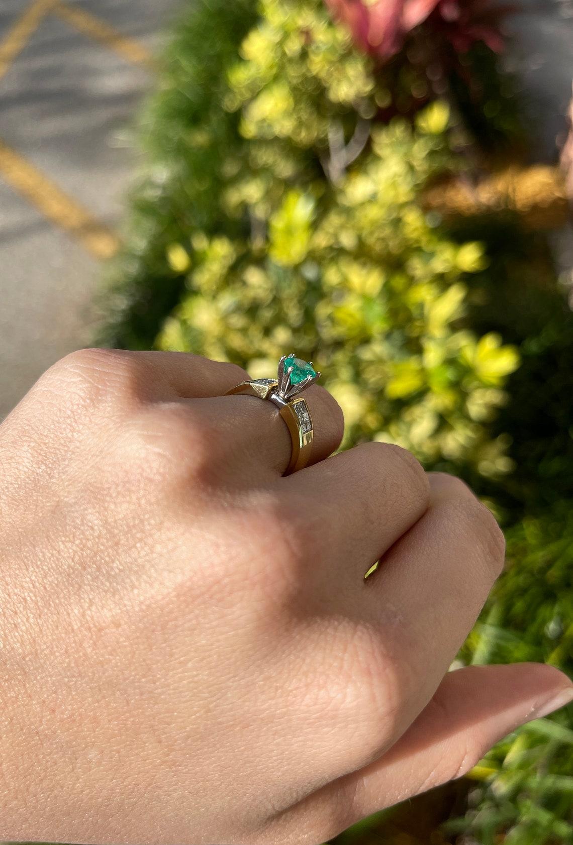 Modern 1.50tcw 14K Colombian Emerald-Round Cut & Diamond Gold Statement Ring For Sale