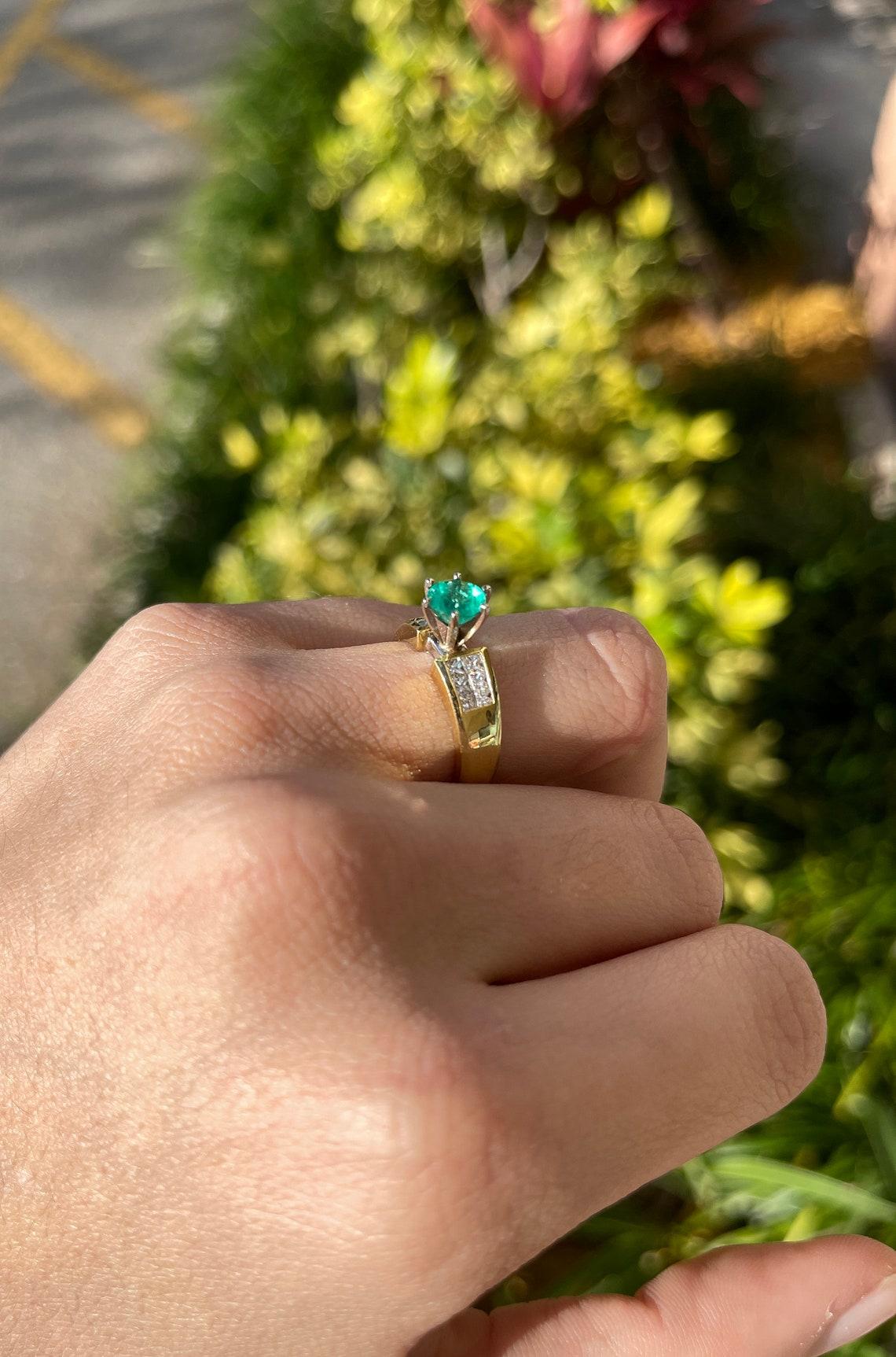 1.50tcw 14K Colombian Emerald-Round Cut & Diamond Gold Statement Ring In New Condition For Sale In Jupiter, FL