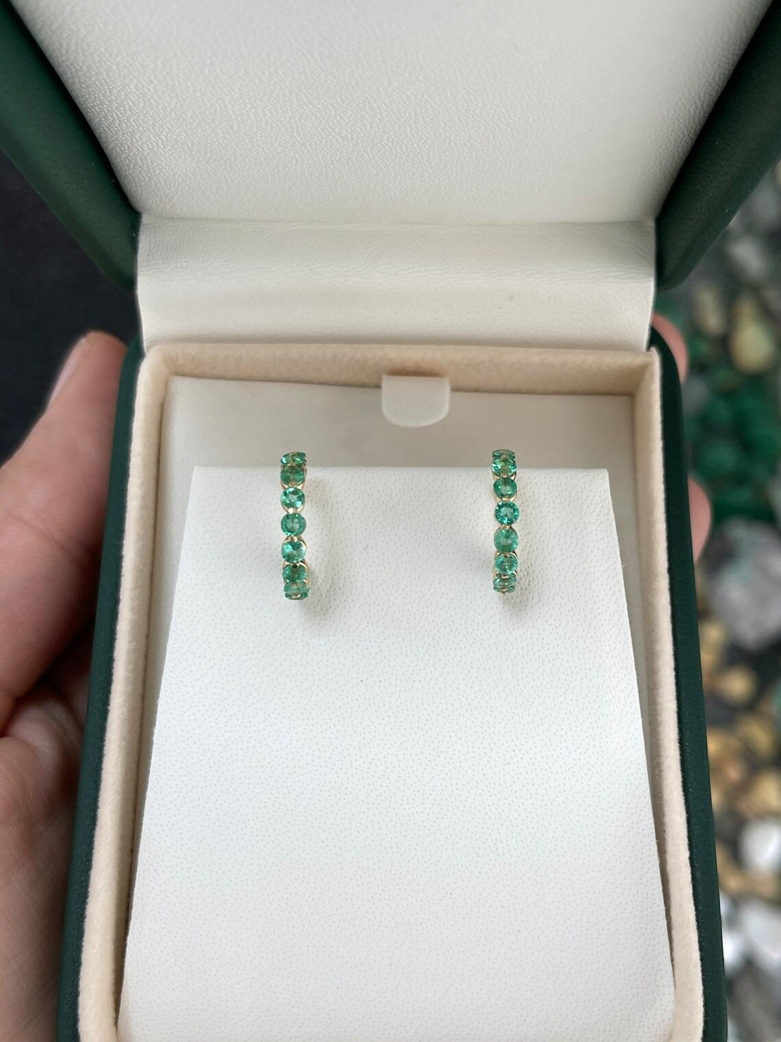 1.50tcw 14K Natural Medium Green Round Cut Emerald Prong Set Half Hoop Earrings In New Condition For Sale In Jupiter, FL