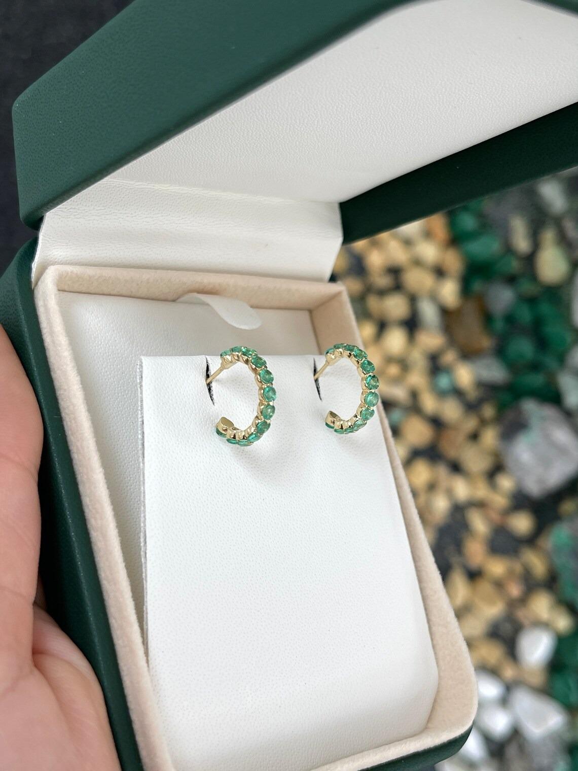 1.50tcw 14K Natural Medium Green Round Cut Emerald Prong Set Half Hoop Earrings Neuf - En vente à Jupiter, FL