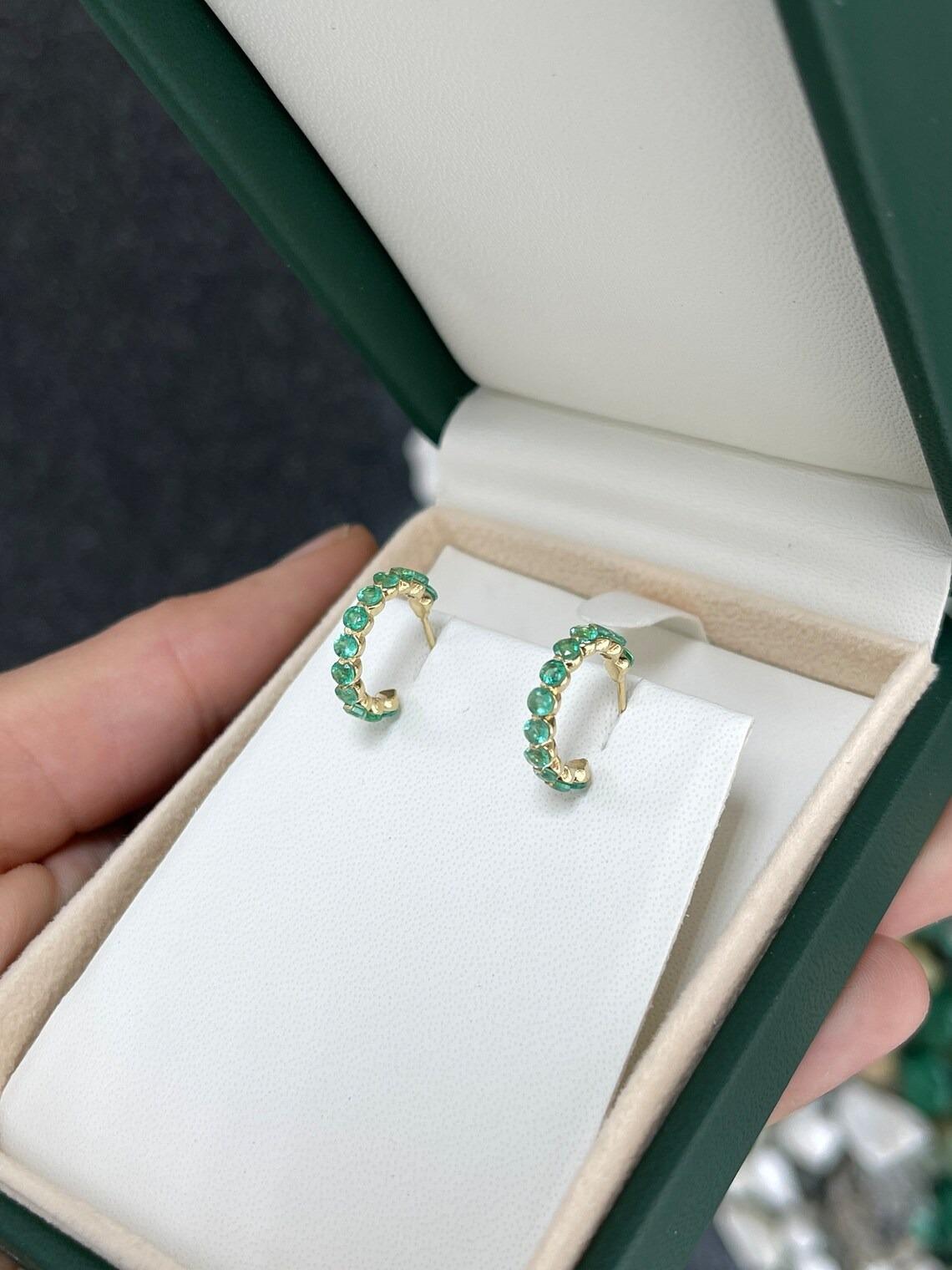 1.50tcw 14K Natural Medium Green Round Cut Emerald Prong Set Half Hoop Earrings Pour femmes en vente